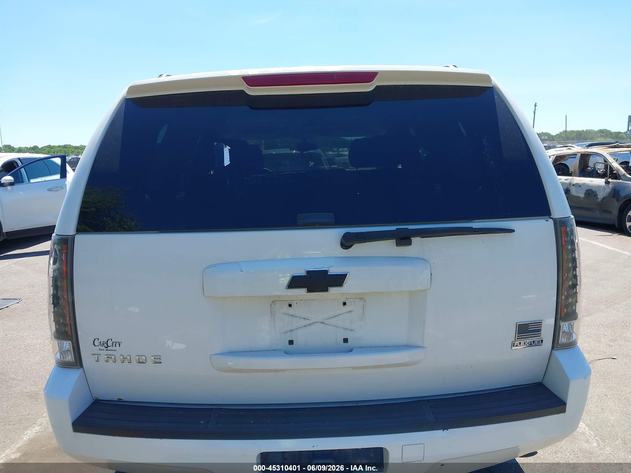 2008 Chevrolet Tahoe Ls Белый vin: 1GNFK13058J201072