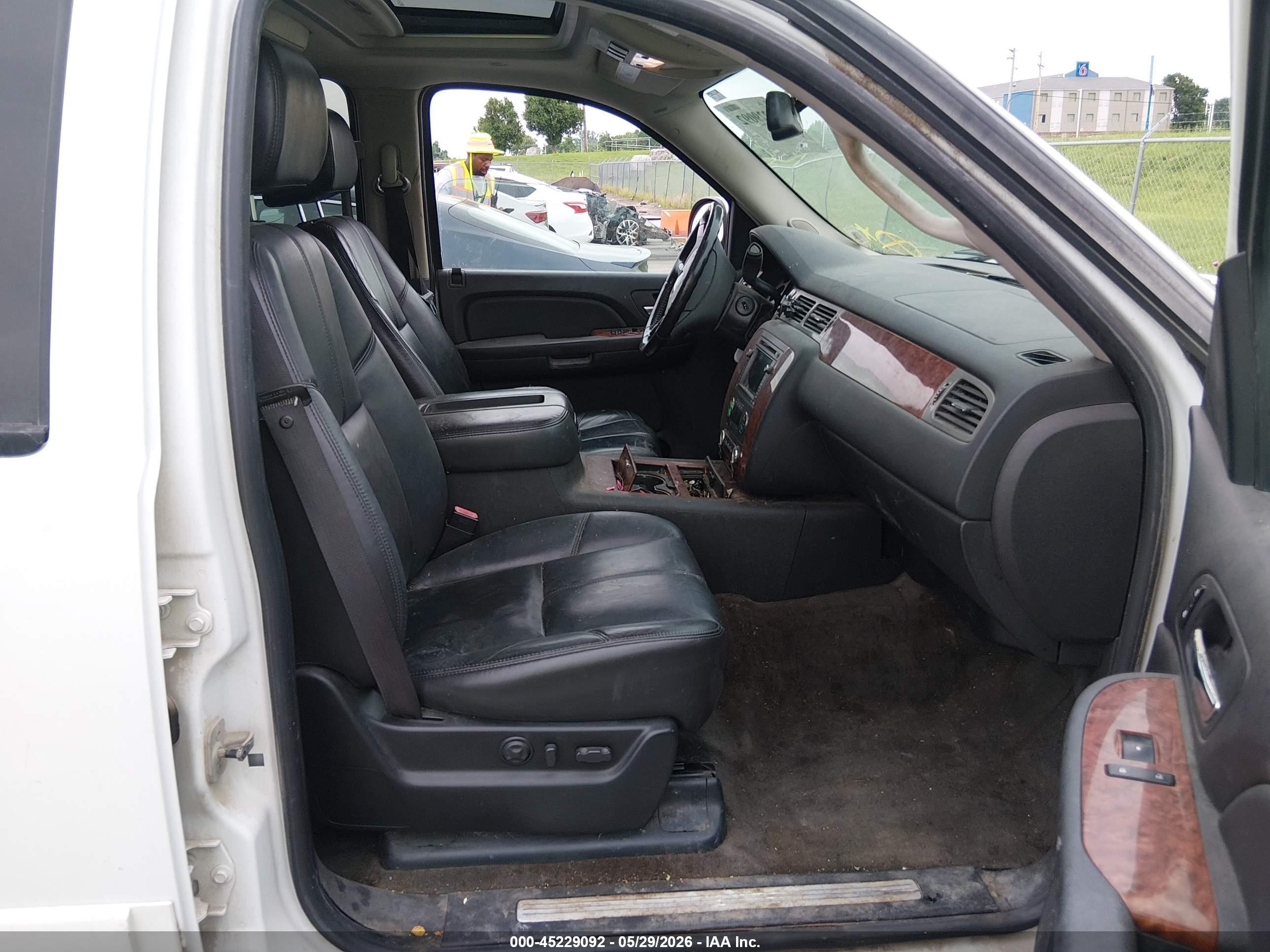 2008 Chevrolet Tahoe Ltz White vin: 1GNFK13068J200108