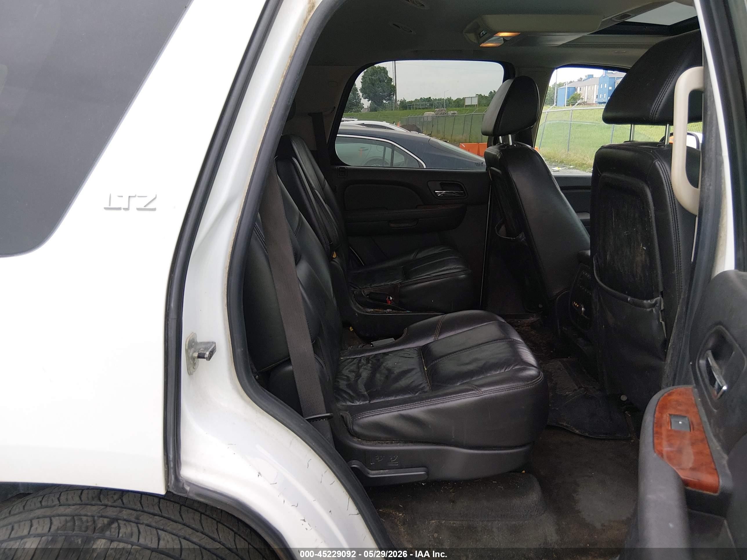2008 Chevrolet Tahoe Ltz White vin: 1GNFK13068J200108