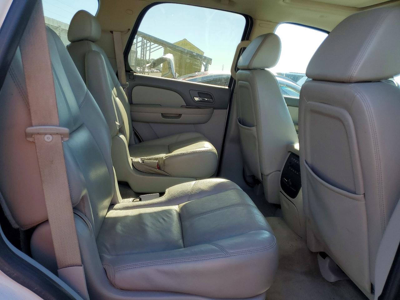 2008 Chevrolet Tahoe K1500 White vin: 1GNFK13078J140338