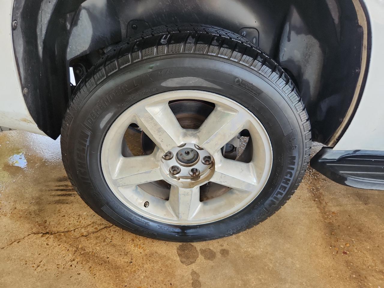 2007 Chevrolet Tahoe K1500 White vin: 1GNFK13087J101403 Damage: Right Rear Wheel, Curb Rash, 3 To 4 Inches