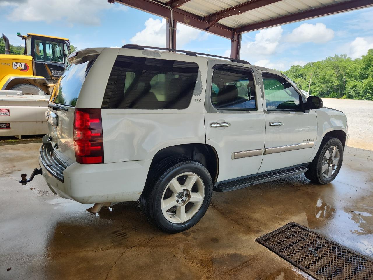2007 Chevrolet Tahoe K1500 White vin: 1GNFK13087J101403 Damage: Right Qtr Panel, Dent(S) W/ Paint Dmg, > 12 Inches