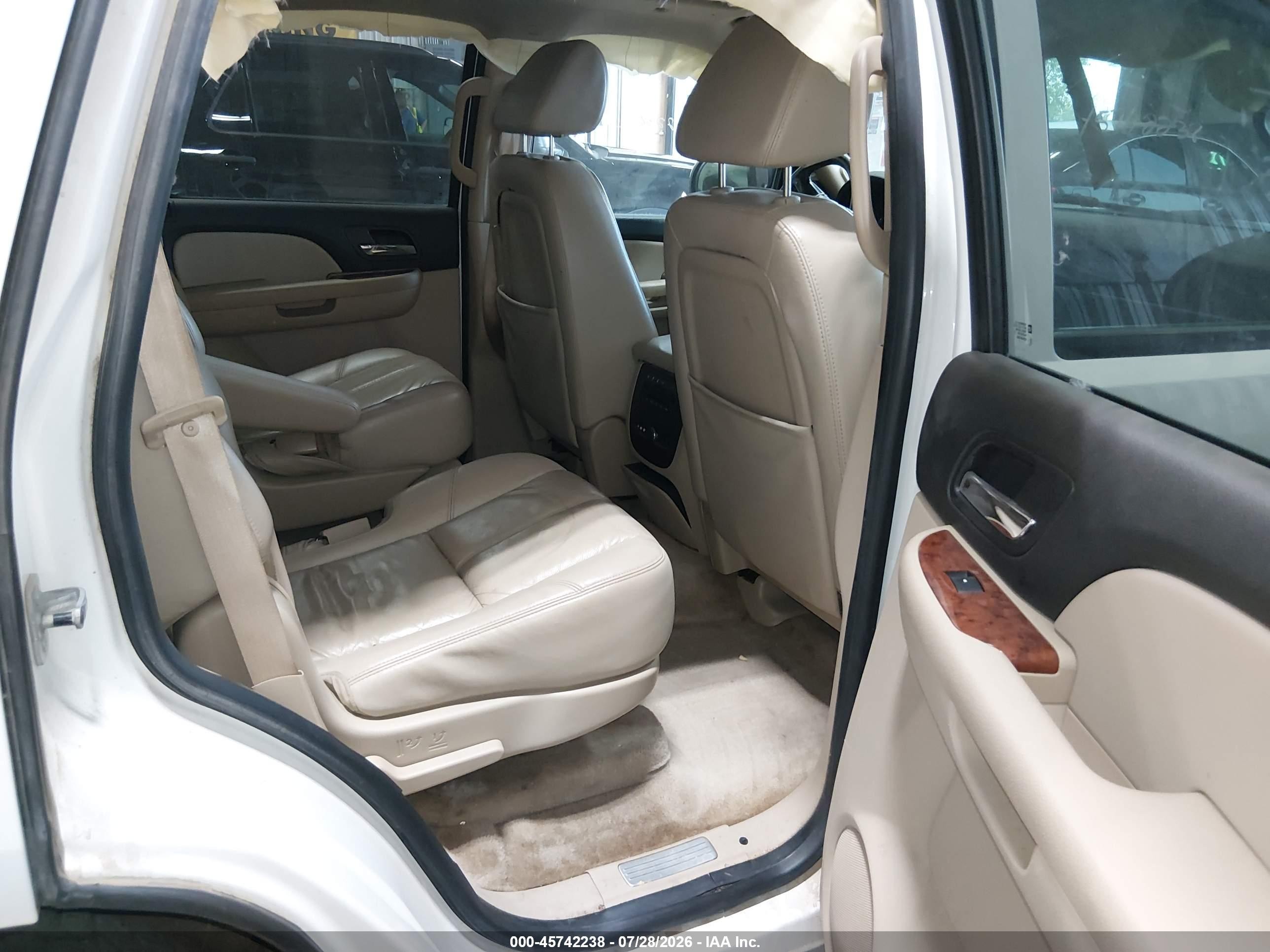 2008 Chevrolet Tahoe Ltz Белый vin: 1GNFK13088J103489