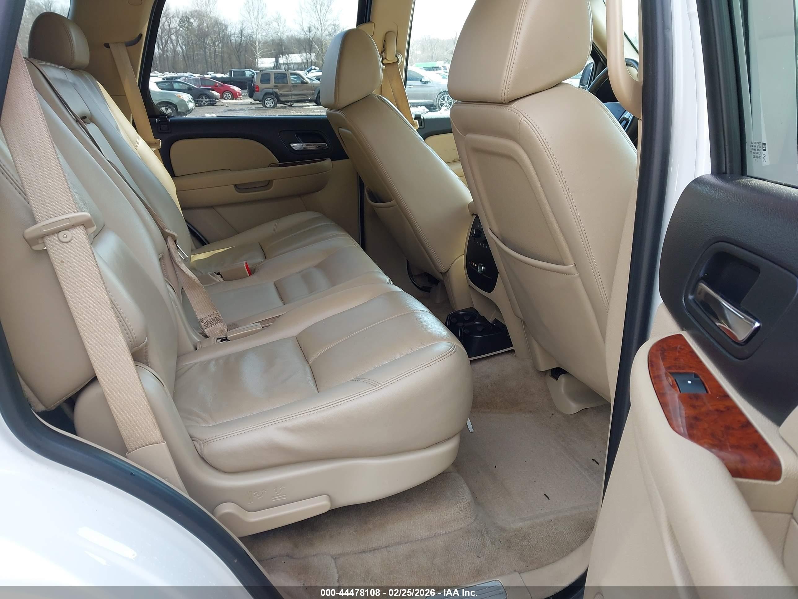 2007 Chevrolet Tahoe Lt White vin: 1GNFK13097J384586
