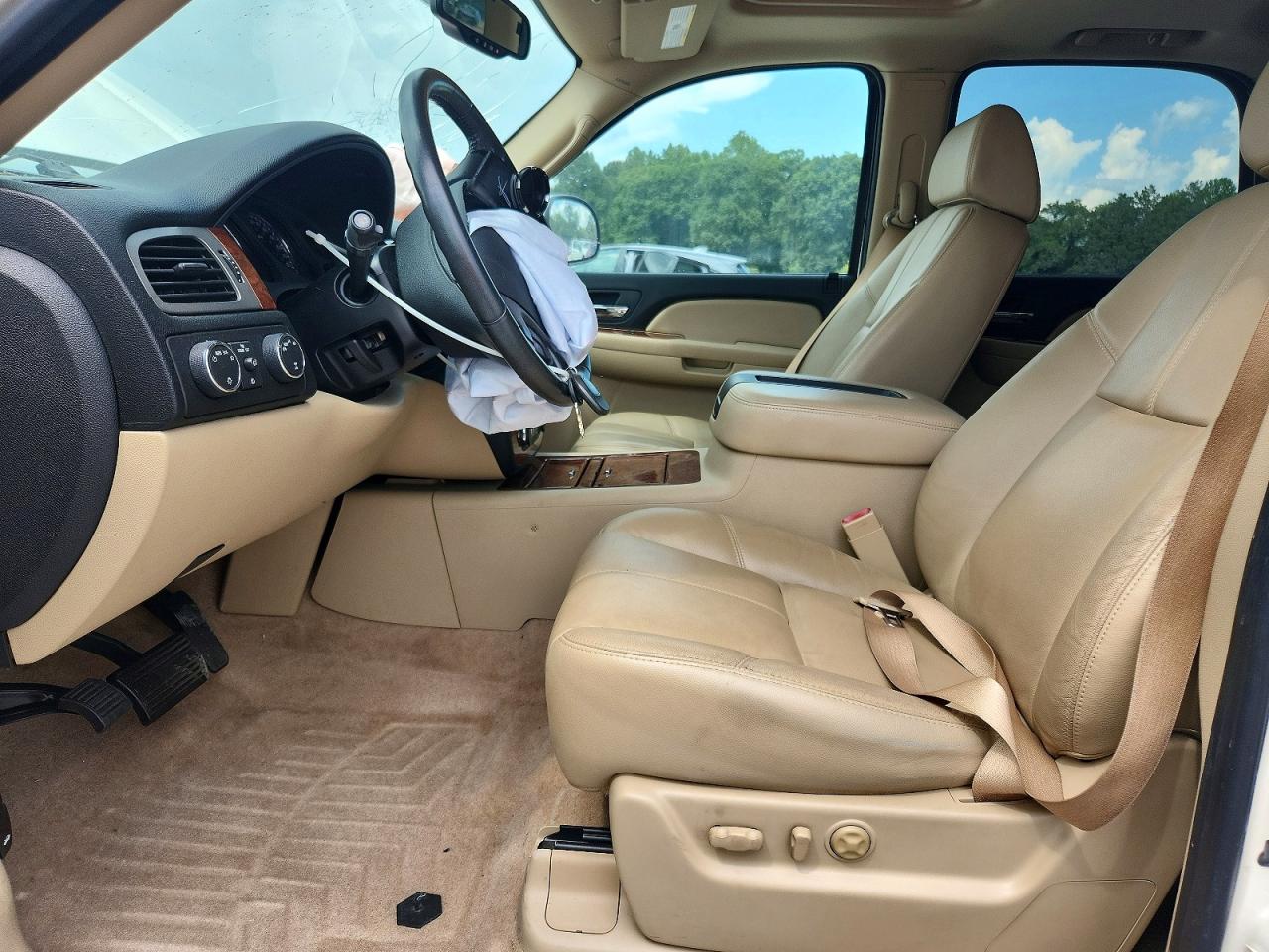 2008 Chevrolet Tahoe K1500 White vin: 1GNFK13098R251376