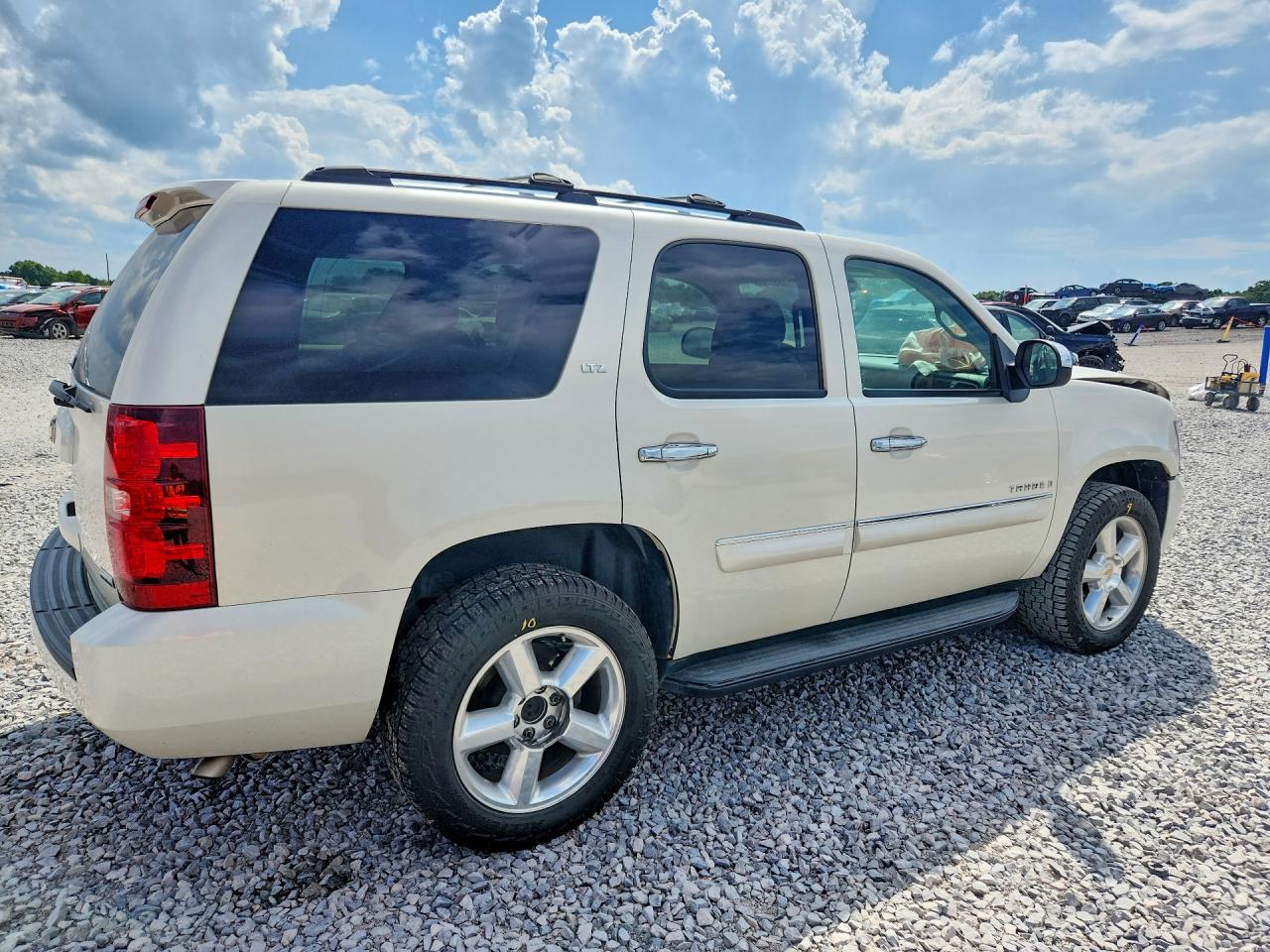2008 Chevrolet Tahoe K1500 White vin: 1GNFK13098R251376