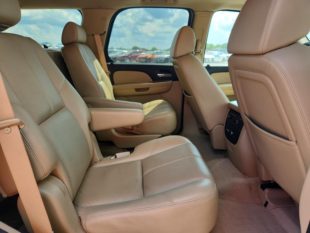 2008 Chevrolet Tahoe K1500 White vin: 1GNFK13098R251376