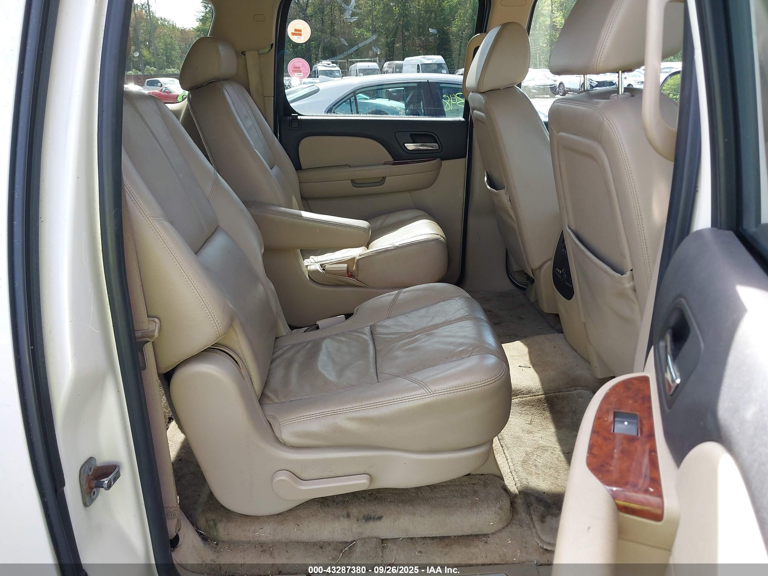 2008 Chevrolet Suburban 1500 Ltz White vin: 1GNFK16318R213808