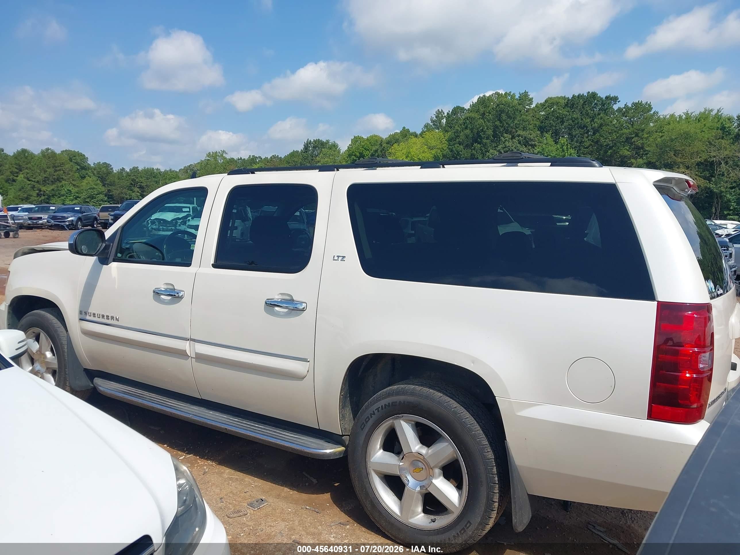 2008 Chevrolet Suburban 1500 Ltz White vin: 1GNFK16338R240816