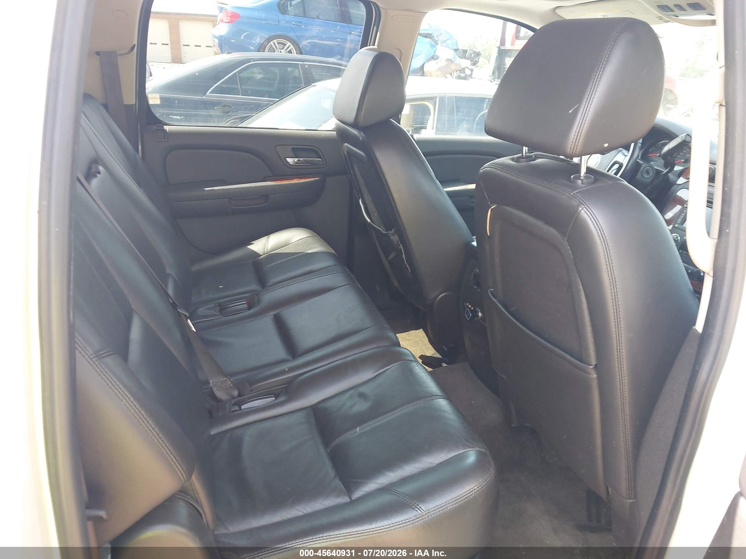 2008 Chevrolet Suburban 1500 Ltz White vin: 1GNFK16338R240816