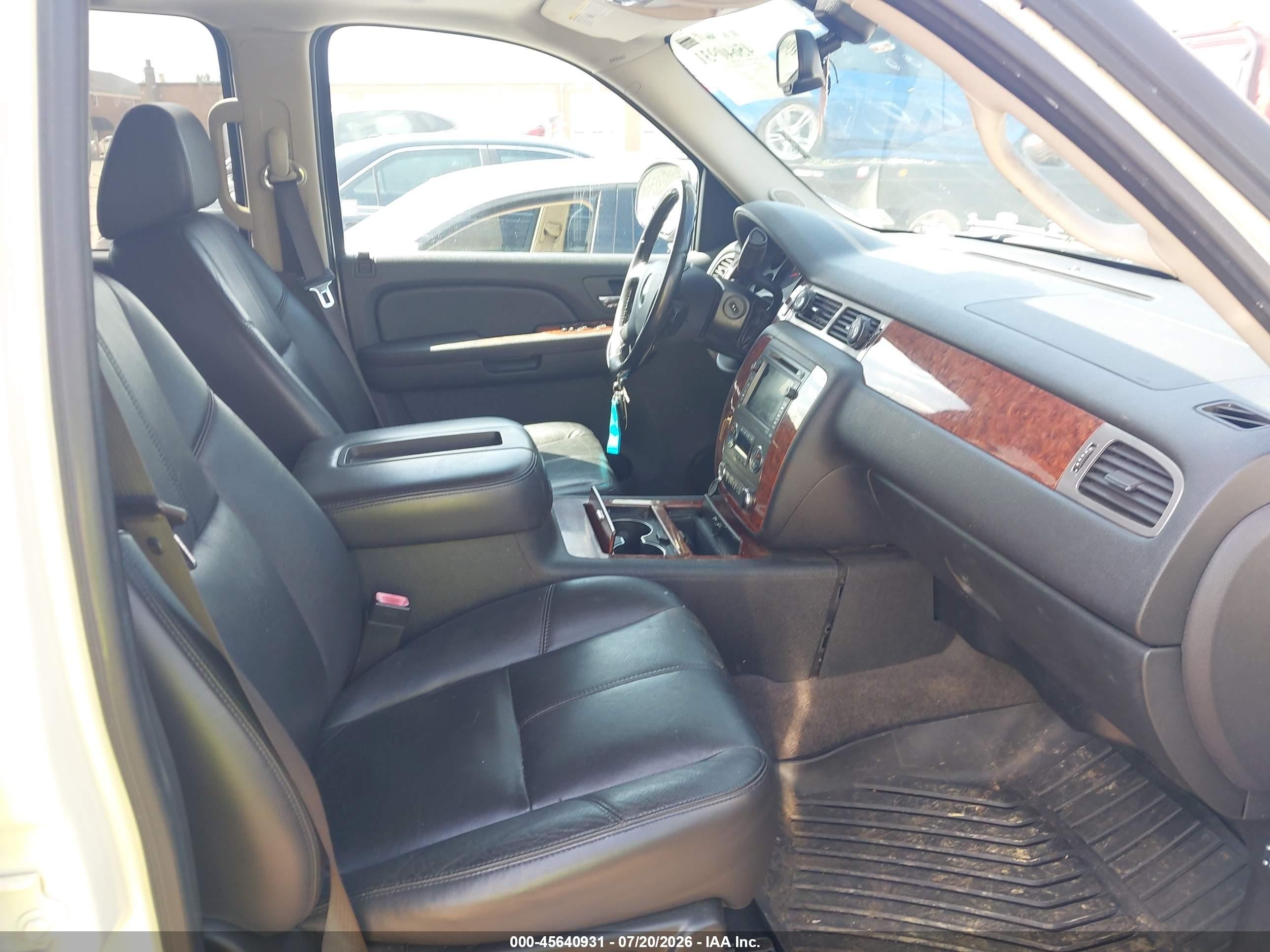 2008 Chevrolet Suburban 1500 Ltz White vin: 1GNFK16338R240816