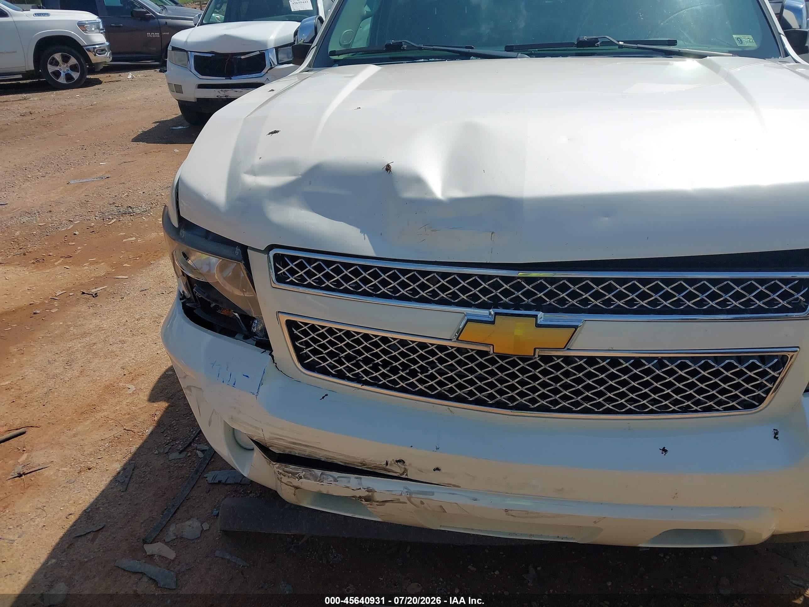 2008 Chevrolet Suburban 1500 Ltz White vin: 1GNFK16338R240816
