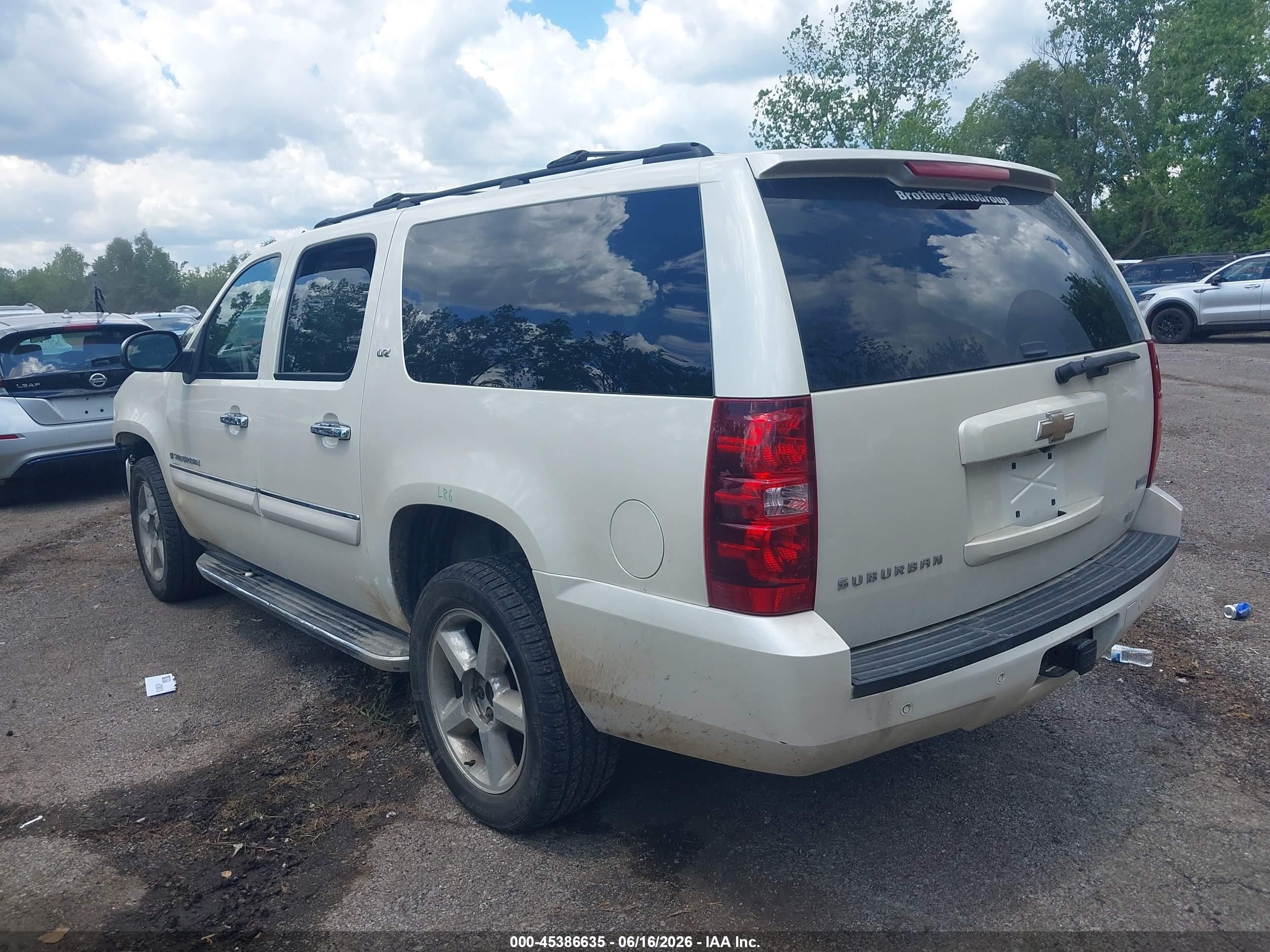 2008 Chevrolet Suburban 1500 Ltz White vin: 1GNFK16358R277995