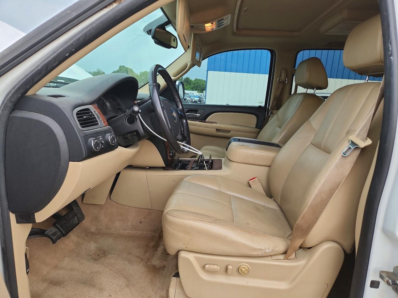2008 Chevrolet Suburban White vin: 1GNFK16368J242431