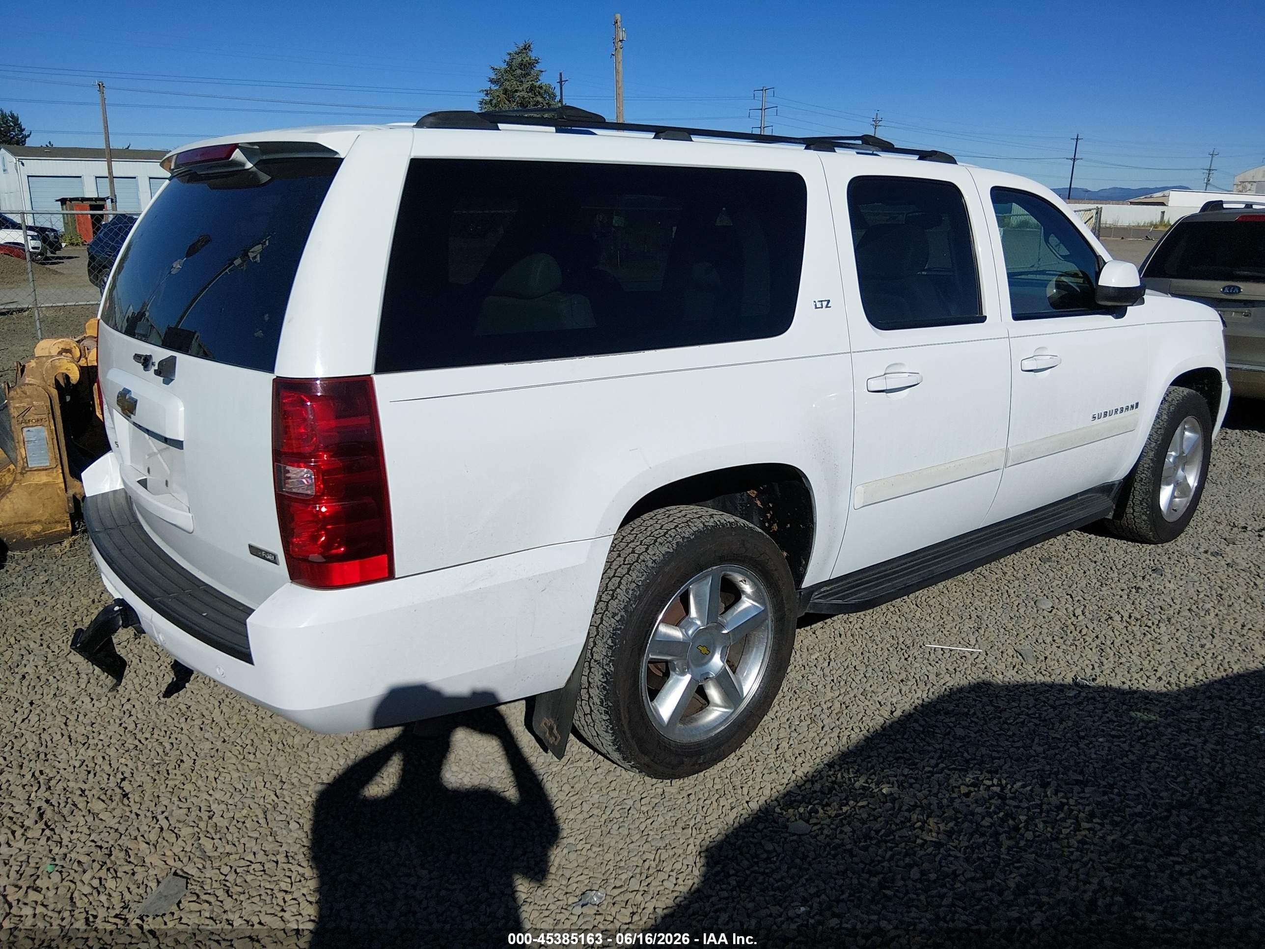2007 Chevrolet Suburban 1500 Ltz White vin: 1GNFK163X7J214775