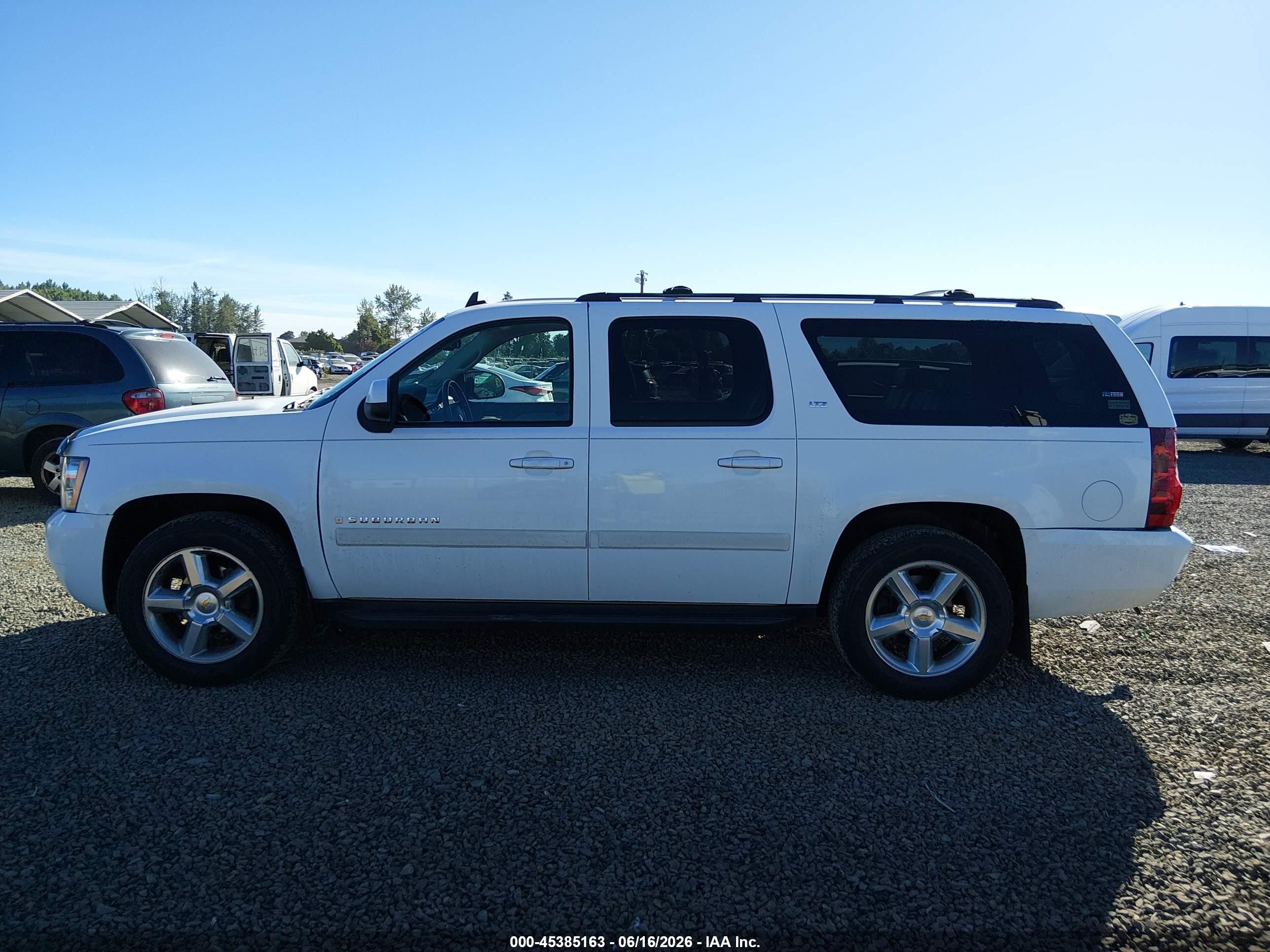 2007 Chevrolet Suburban 1500 Ltz White vin: 1GNFK163X7J214775
