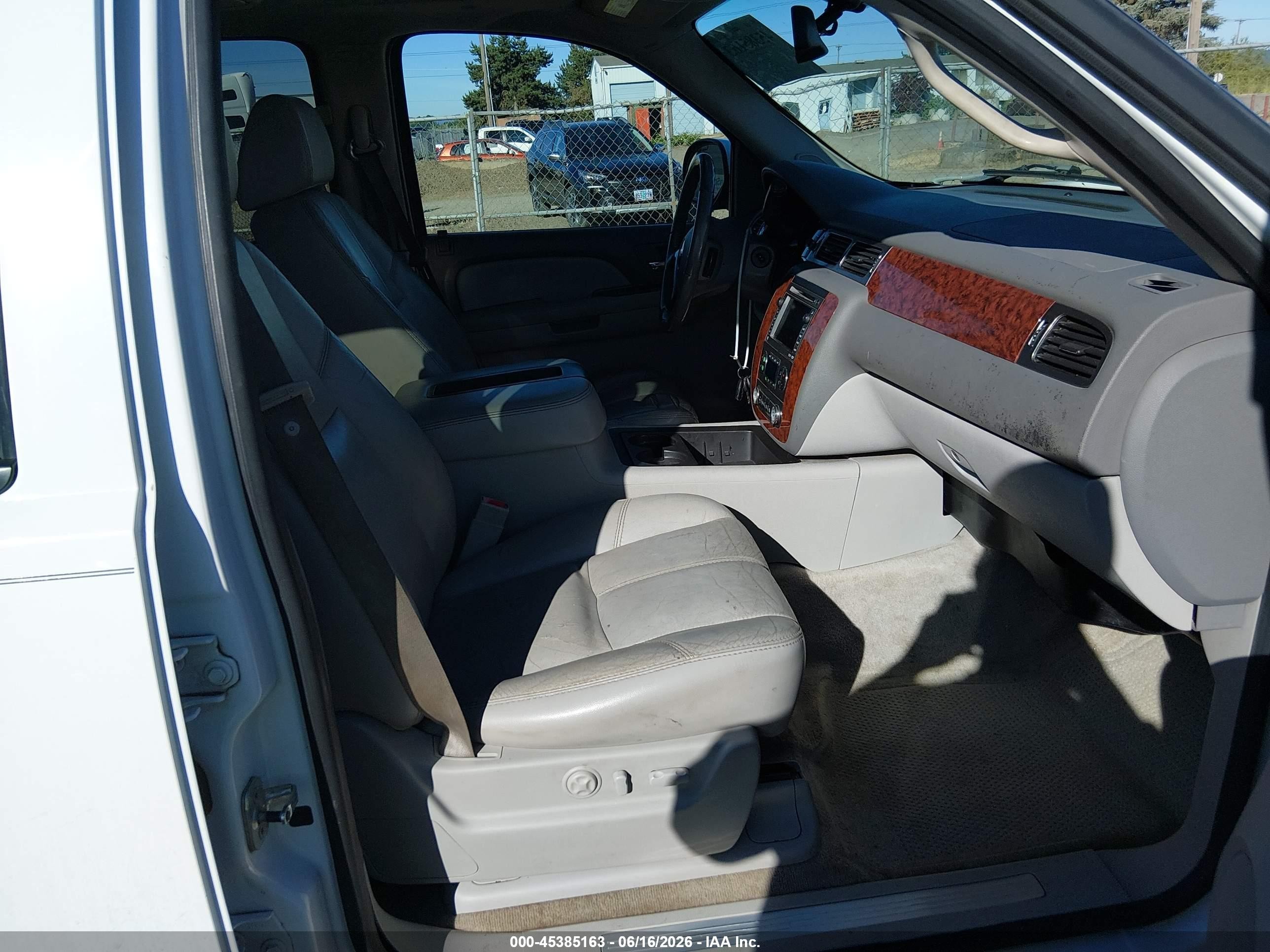 2007 Chevrolet Suburban 1500 Ltz White vin: 1GNFK163X7J214775