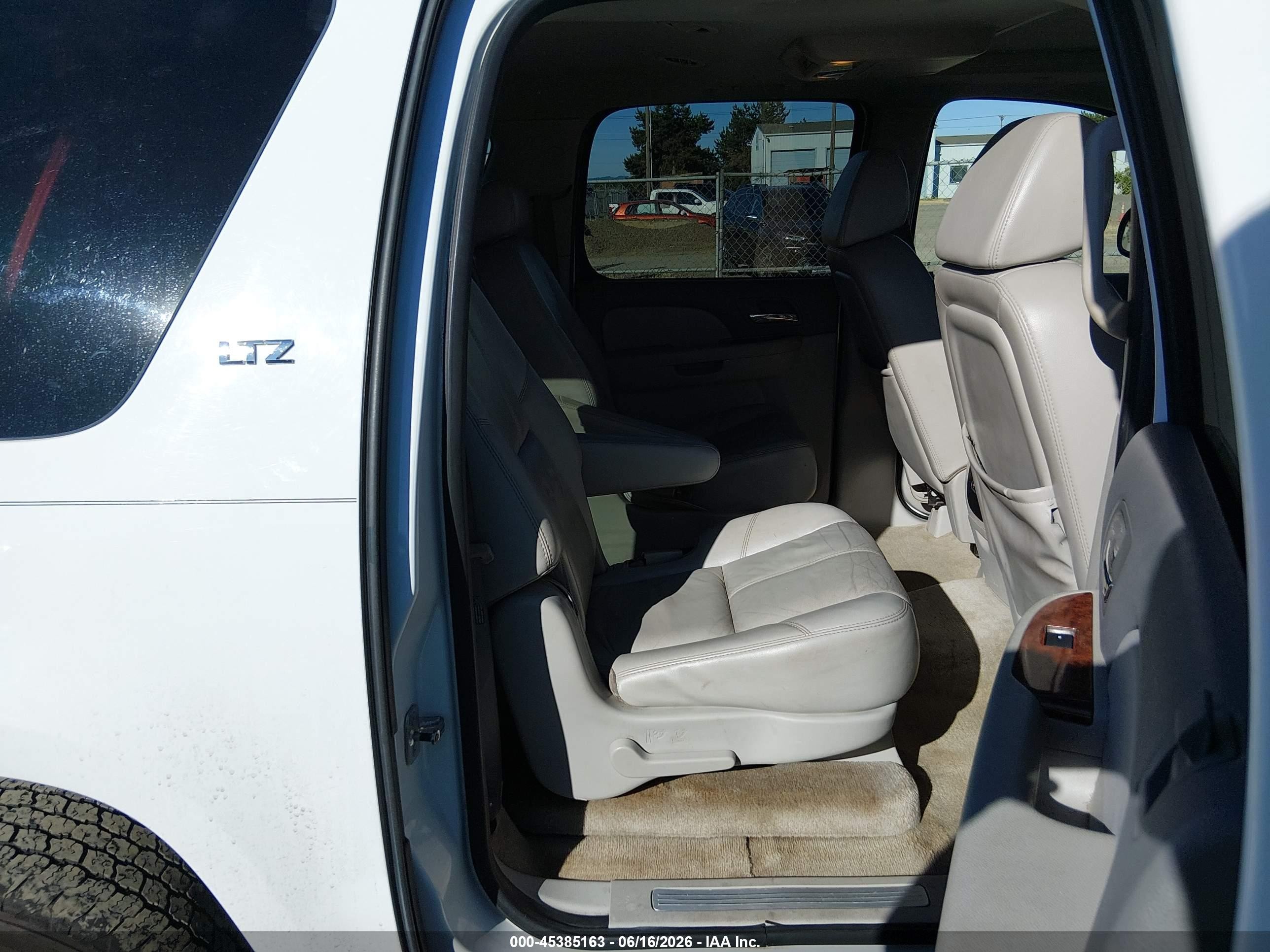 2007 Chevrolet Suburban 1500 Ltz White vin: 1GNFK163X7J214775