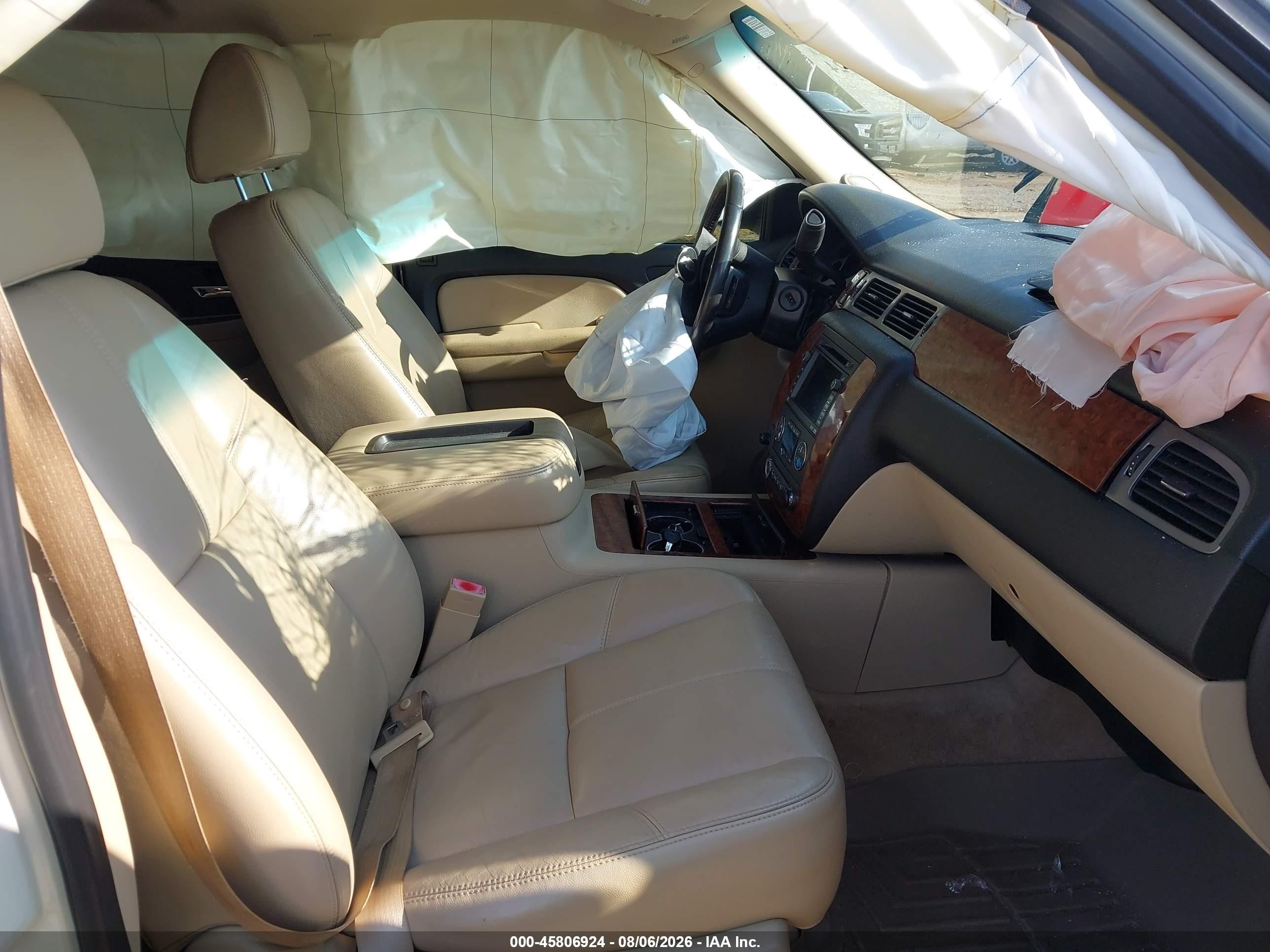 2008 Chevrolet Suburban 1500 Ltz White vin: 1GNFK163X8R238335