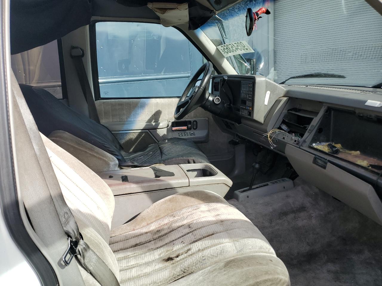 1992 Chevrolet Suburban K1500 White vin: 1GNFK16K3NJ355563
