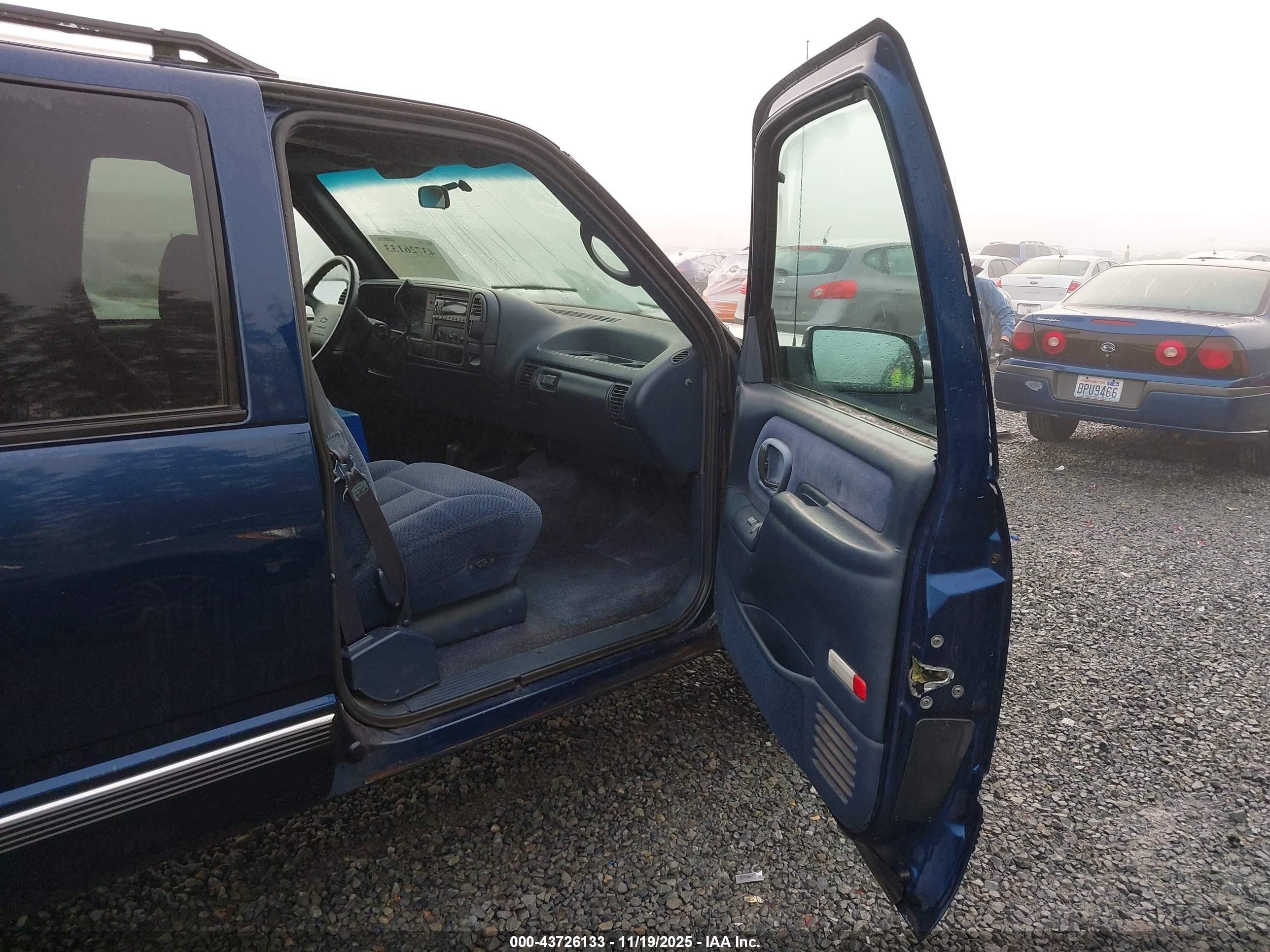 1995 Chevrolet Suburban K1500 Dark Blue vin: 1GNFK16K3SJ352576