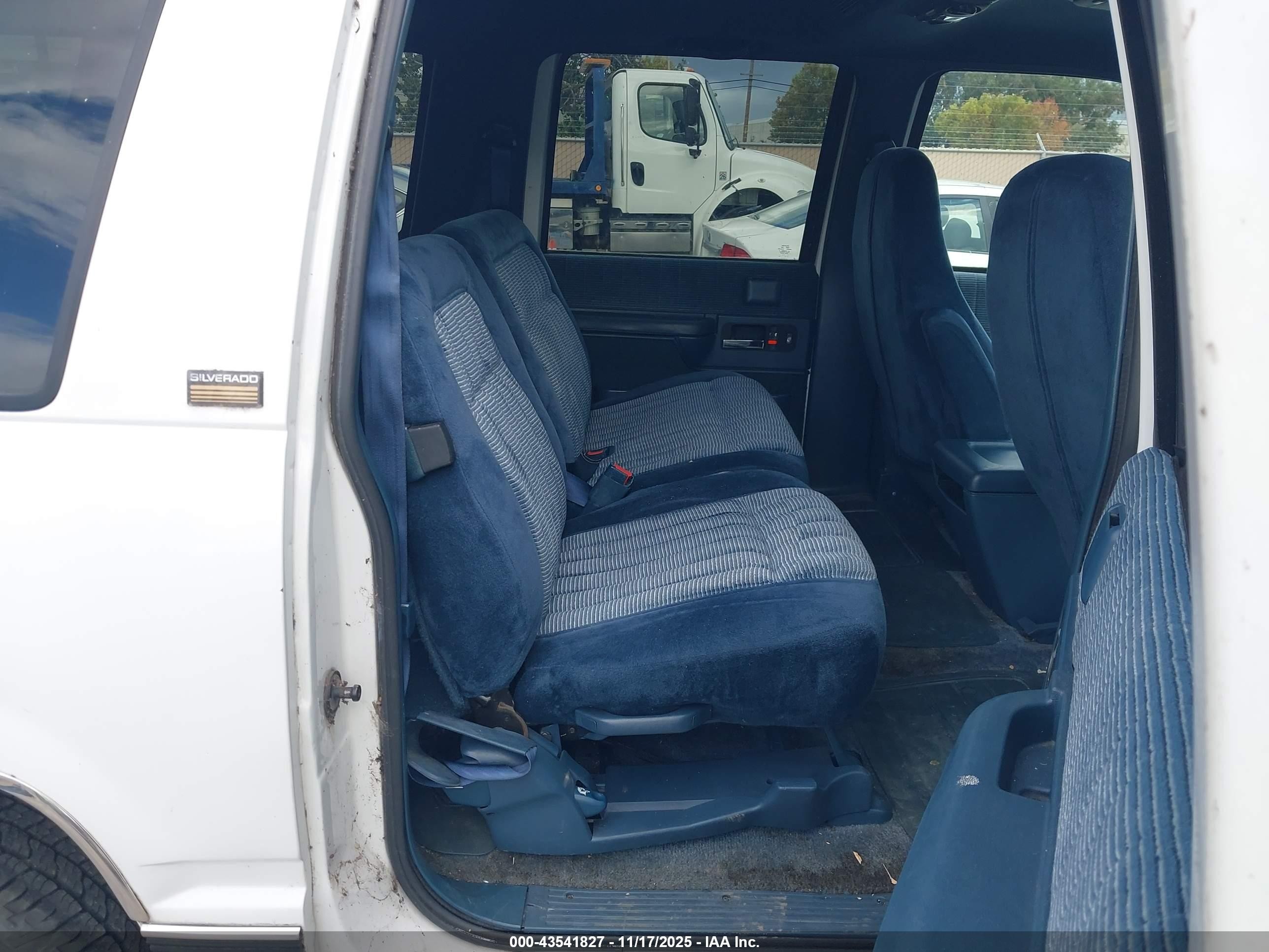 1994 Chevrolet Suburban K1500 White vin: 1GNFK16K4RJ414741