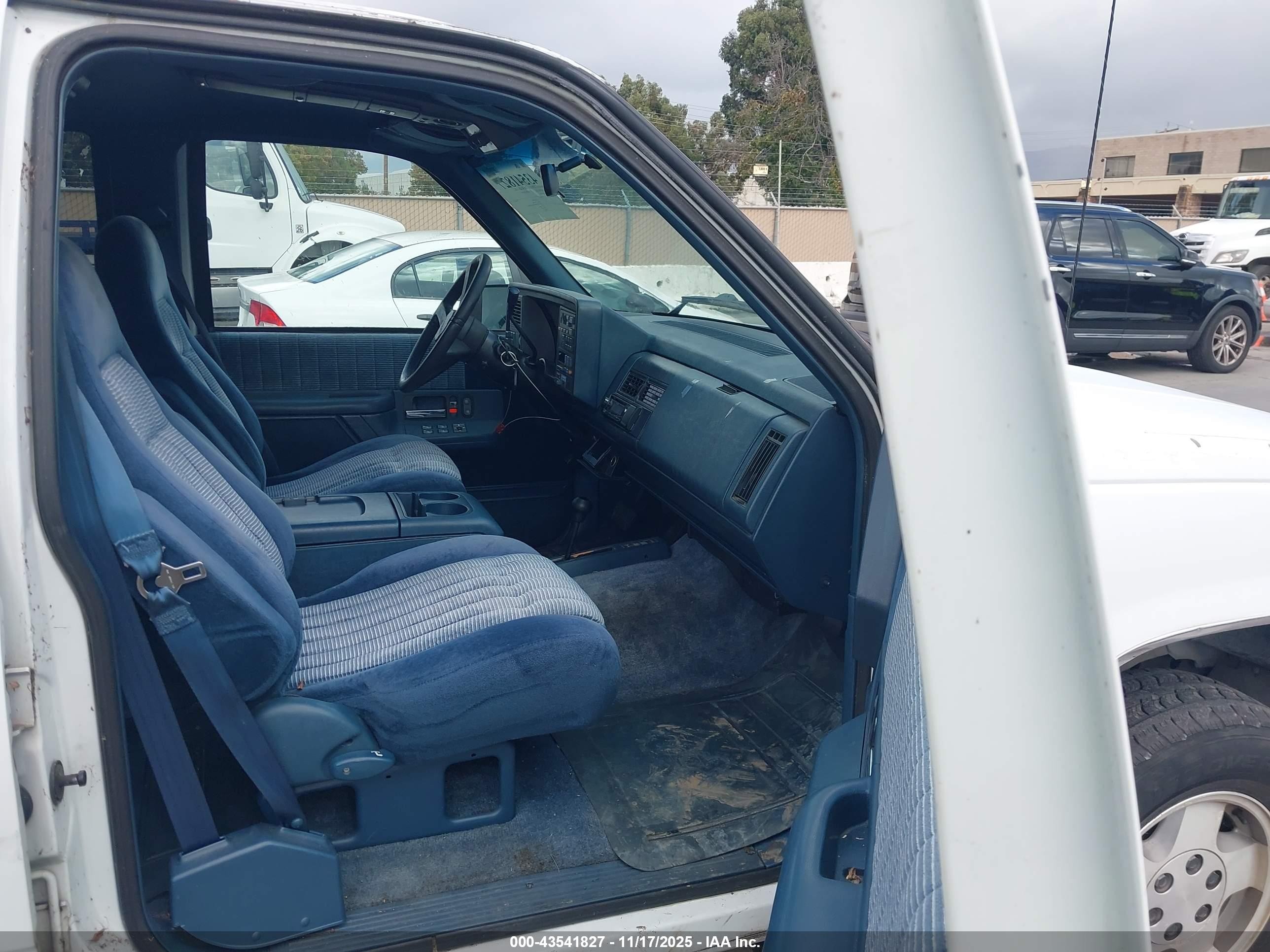 1994 Chevrolet Suburban K1500 White vin: 1GNFK16K4RJ414741