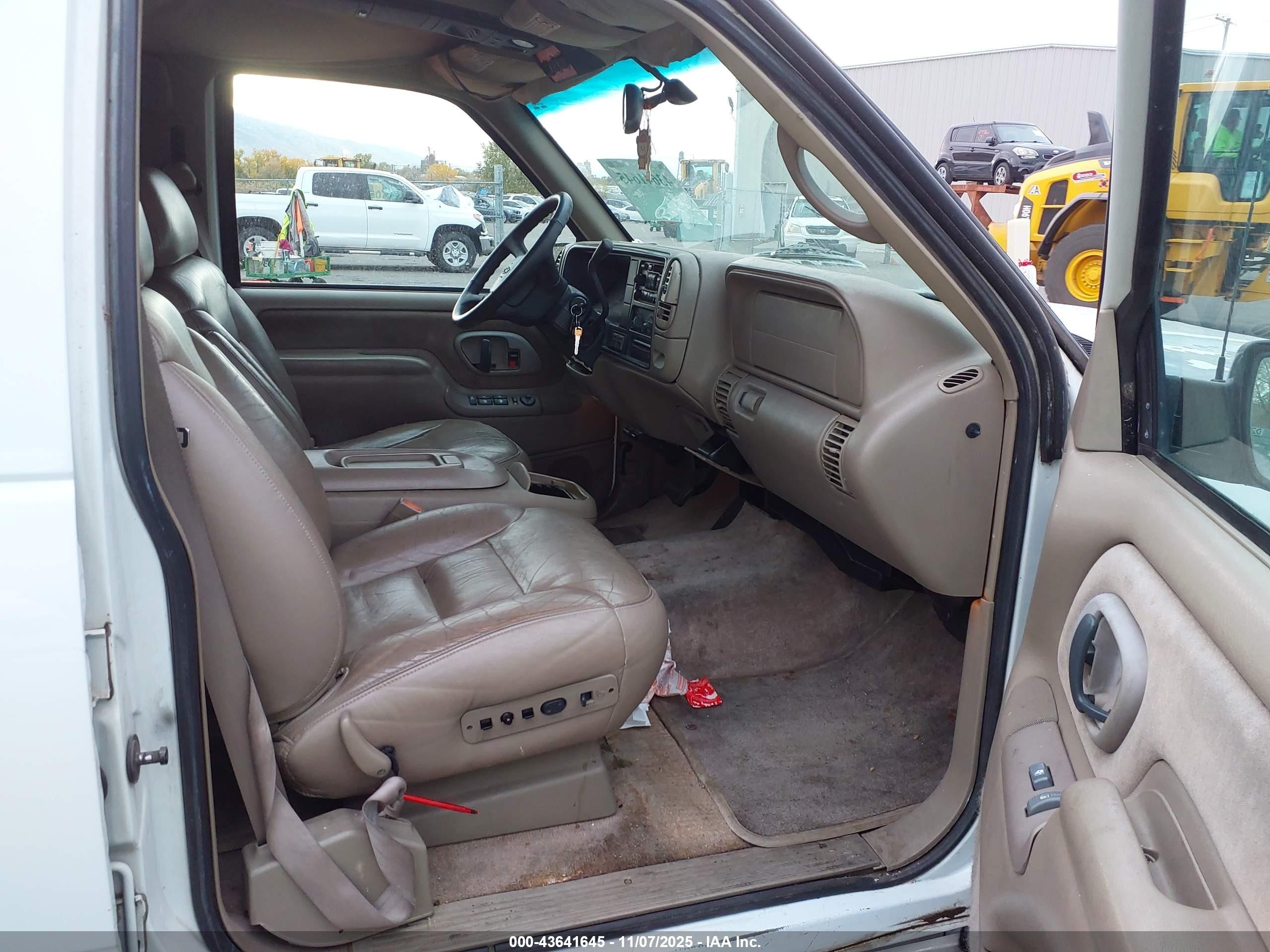 1998 Chevrolet Suburban 1500   White vin: 1GNFK16R3WJ302005
