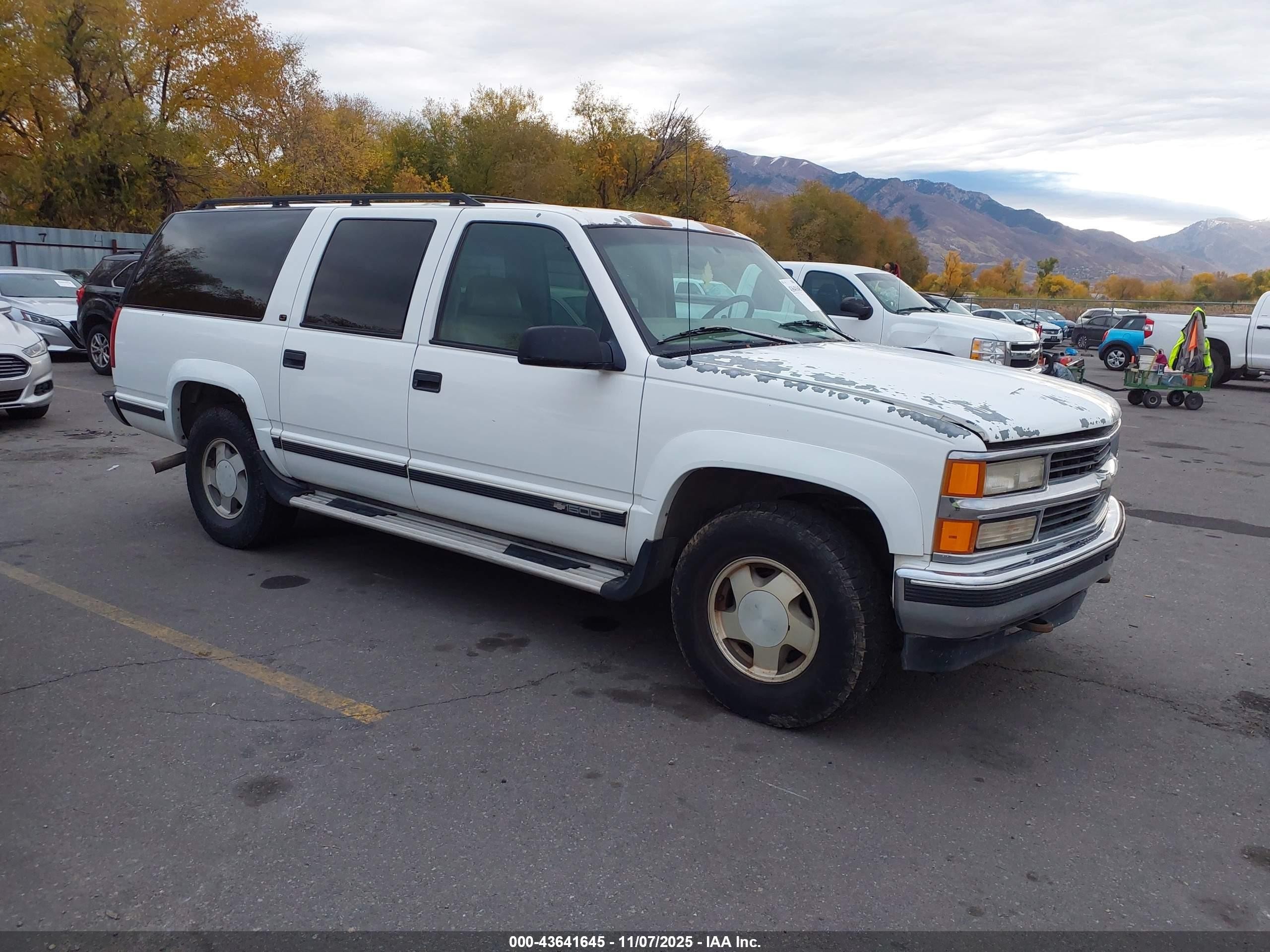 1998 Chevrolet Suburban 1500   White vin: 1GNFK16R3WJ302005