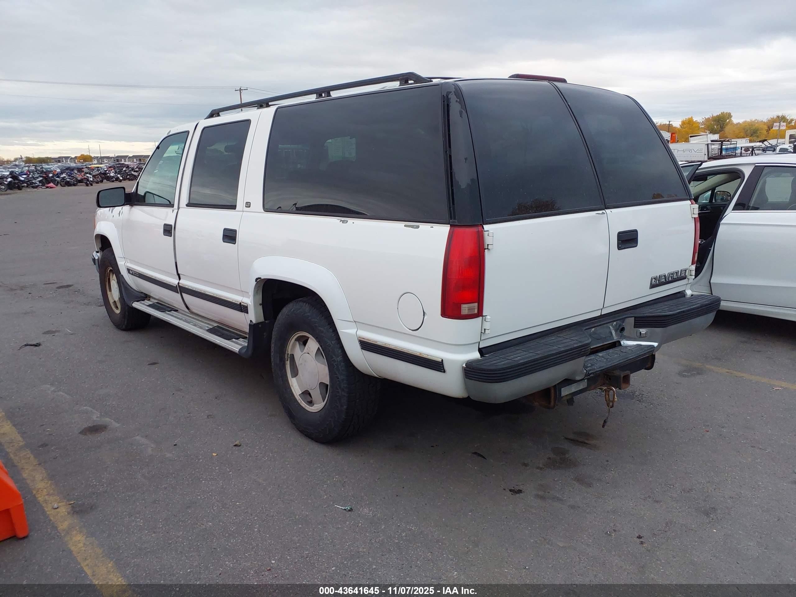 1998 Chevrolet Suburban 1500   White vin: 1GNFK16R3WJ302005