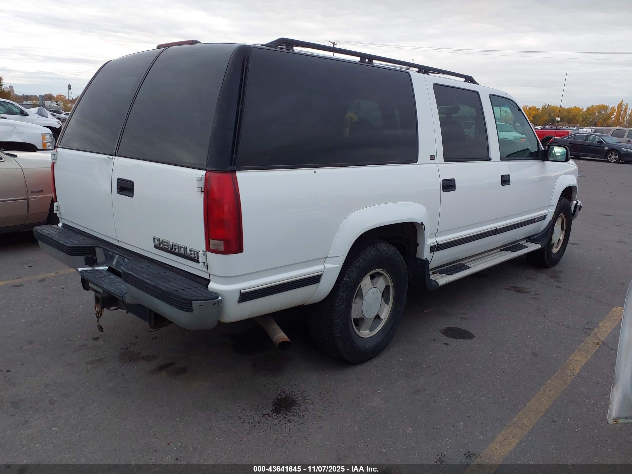 1998 Chevrolet Suburban 1500   White vin: 1GNFK16R3WJ302005