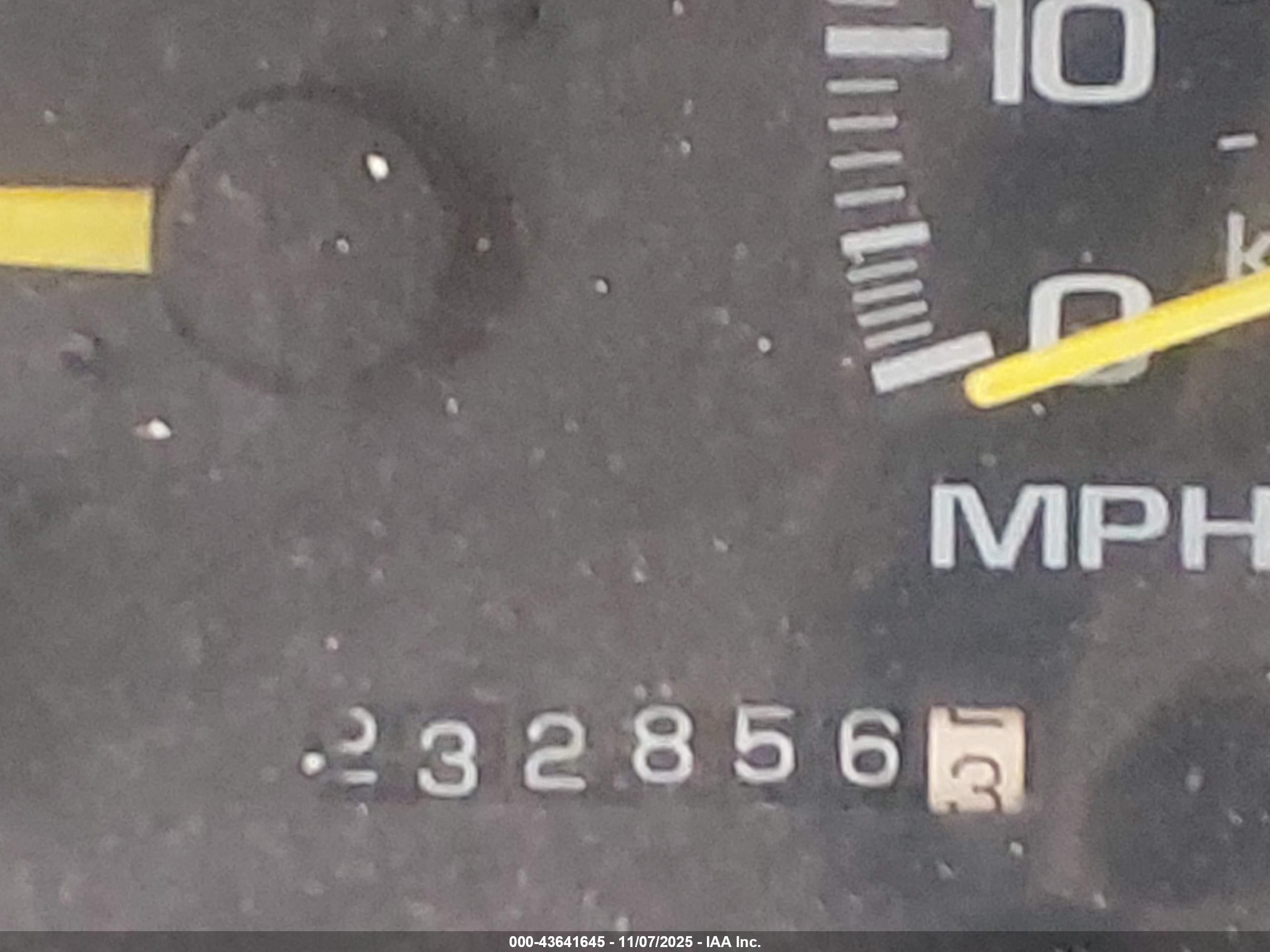 1998 Chevrolet Suburban 1500   White vin: 1GNFK16R3WJ302005