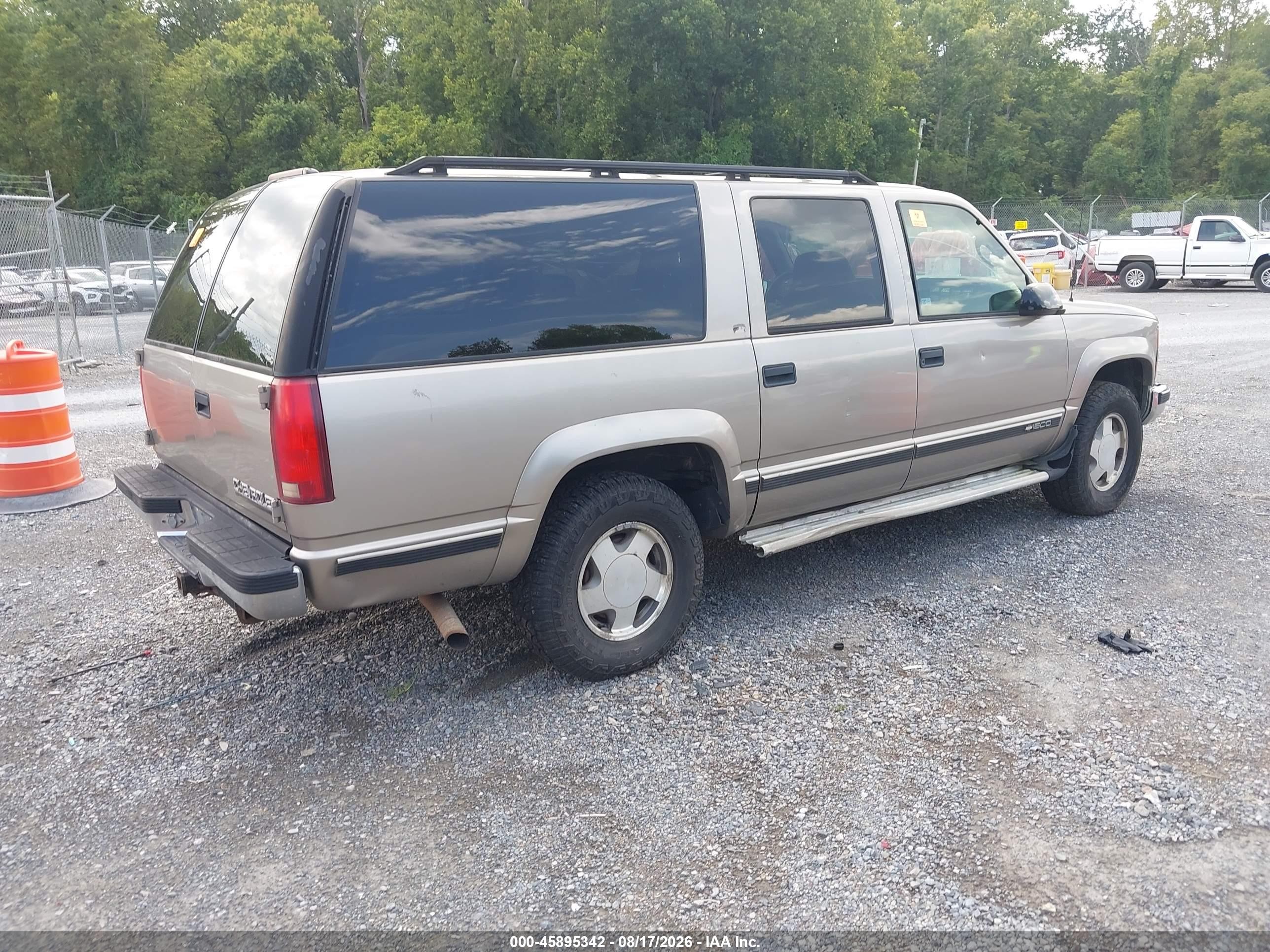 1998 Chevrolet Suburban 1500   Silver vin: 1GNFK16R3WJ325834