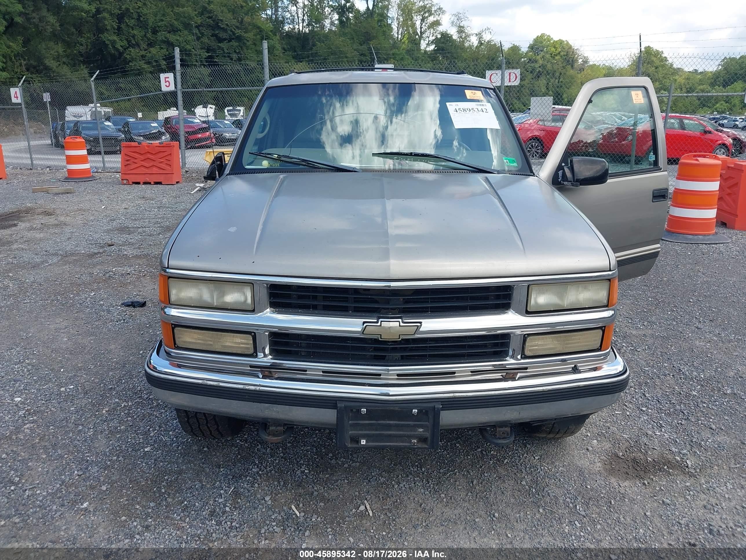 1998 Chevrolet Suburban 1500   Silver vin: 1GNFK16R3WJ325834