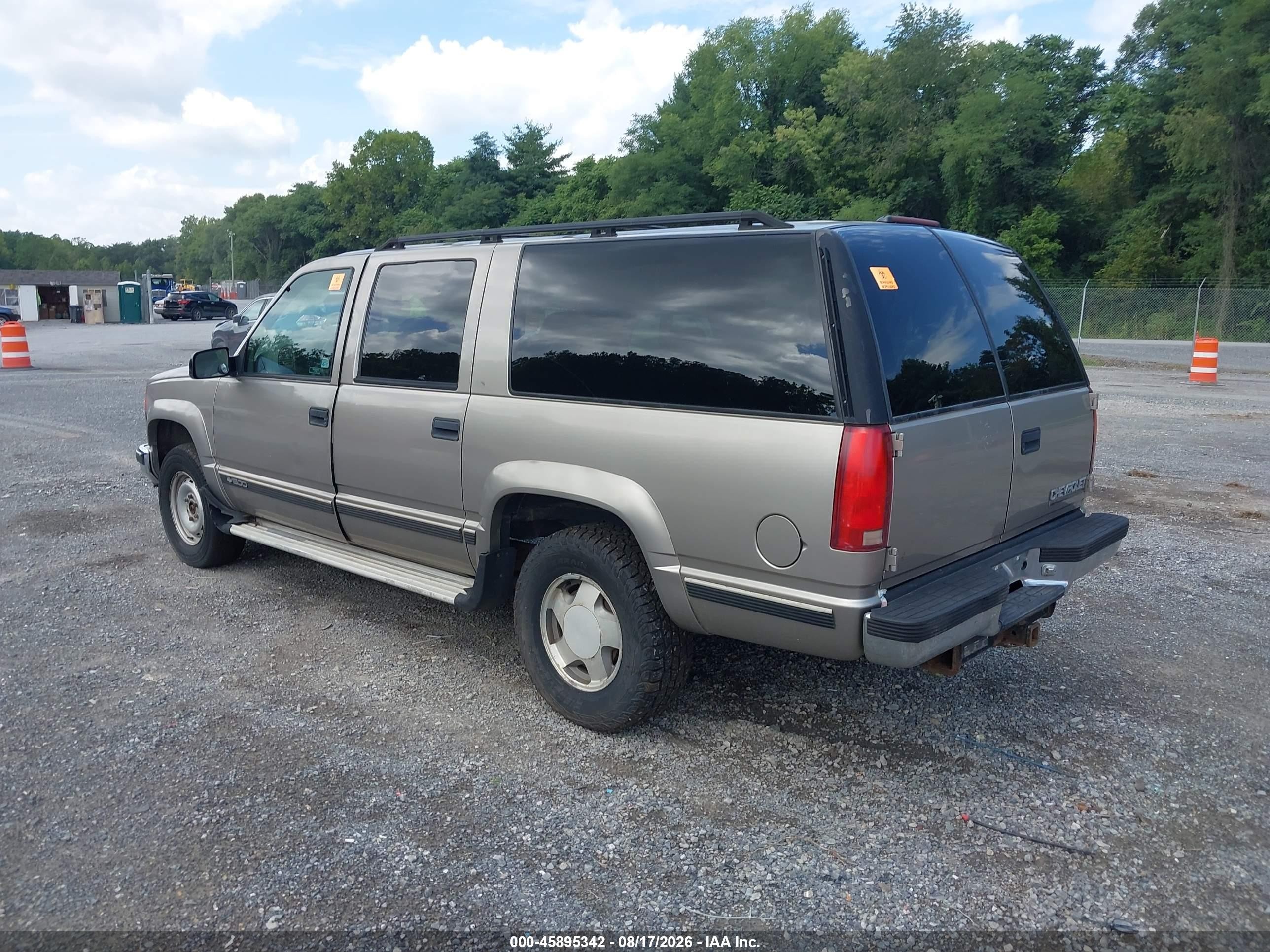 1998 Chevrolet Suburban 1500   Silver vin: 1GNFK16R3WJ325834