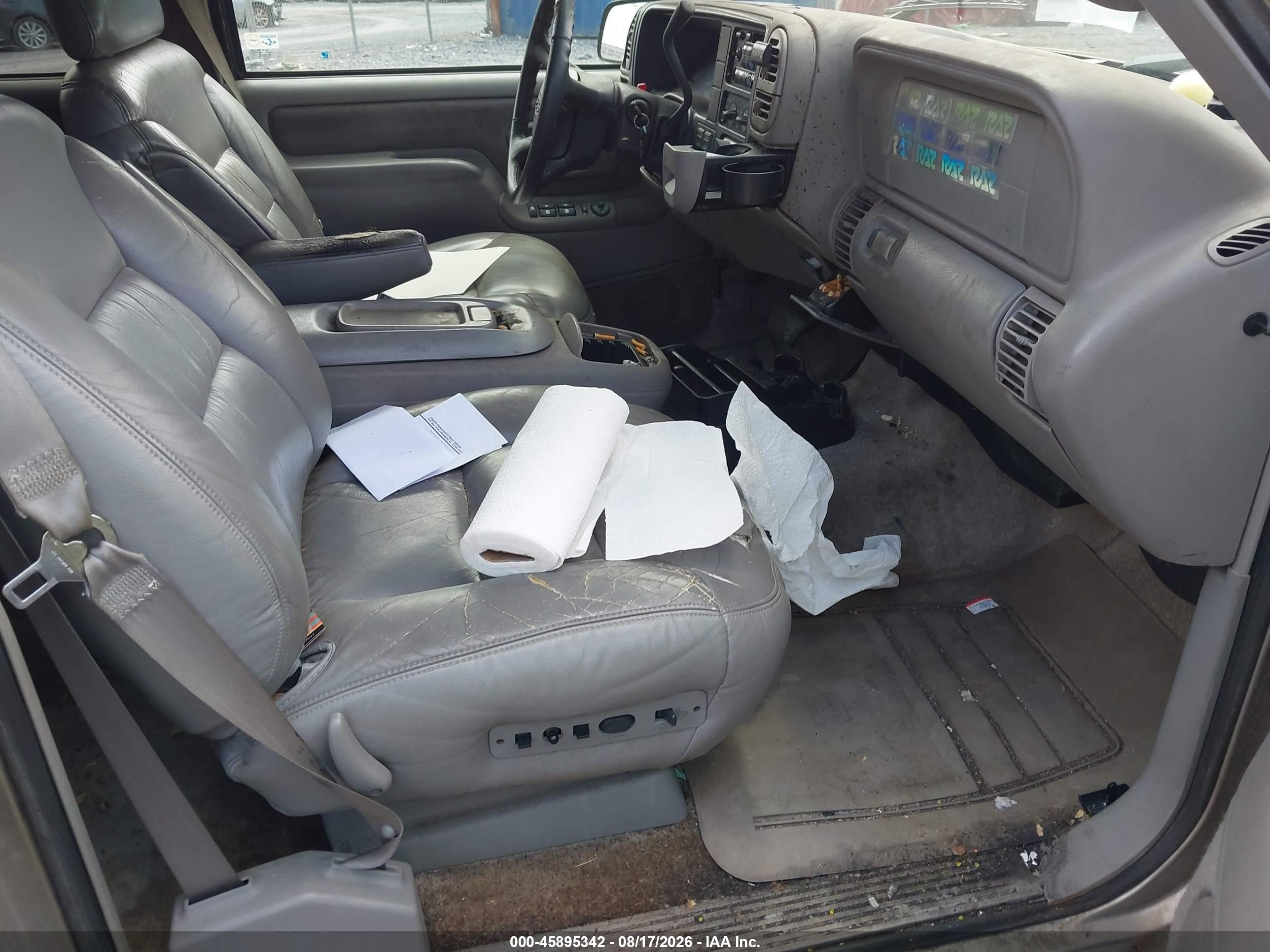 1998 Chevrolet Suburban 1500   Silver vin: 1GNFK16R3WJ325834