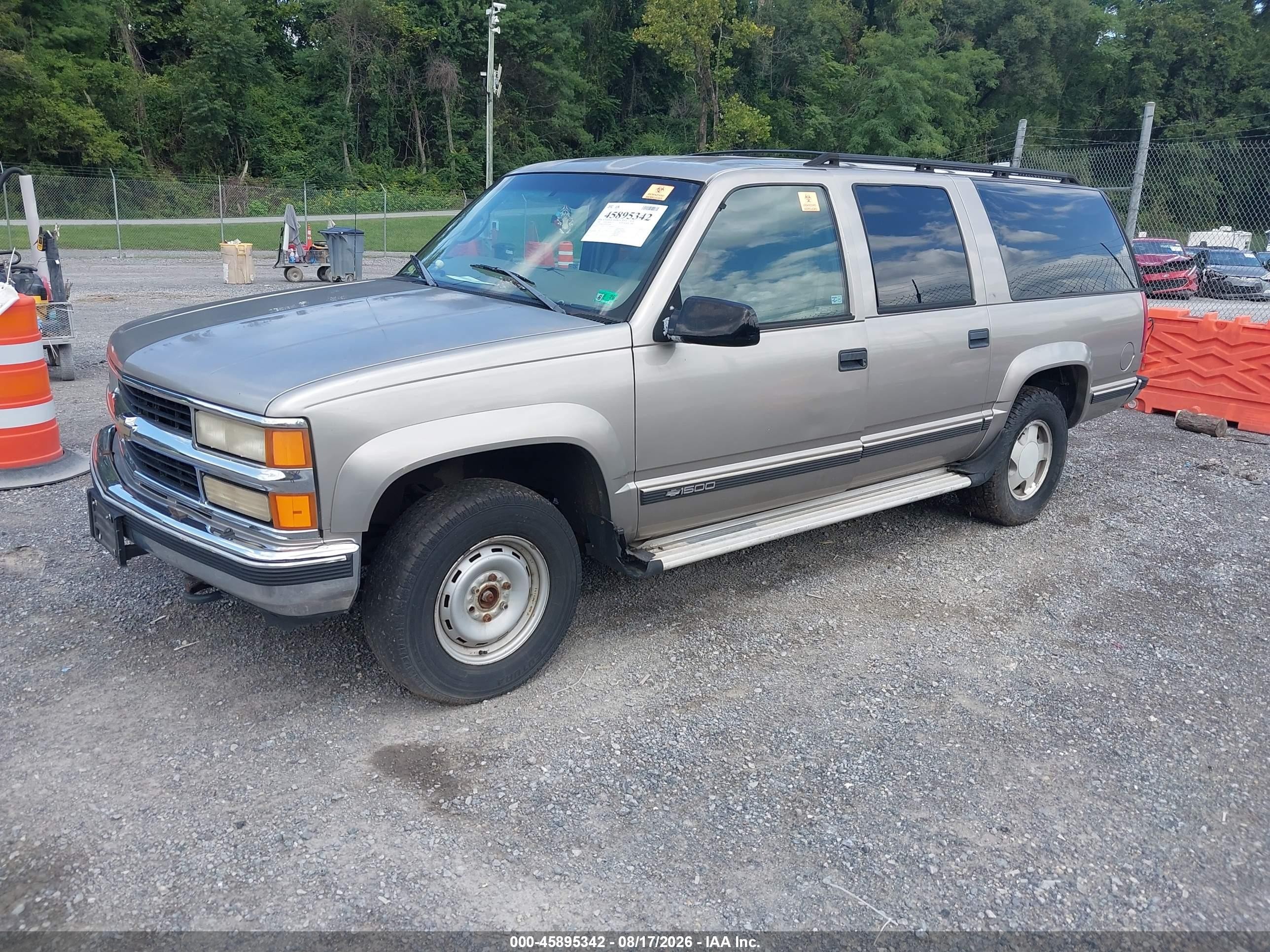 1998 Chevrolet Suburban 1500   Silver vin: 1GNFK16R3WJ325834