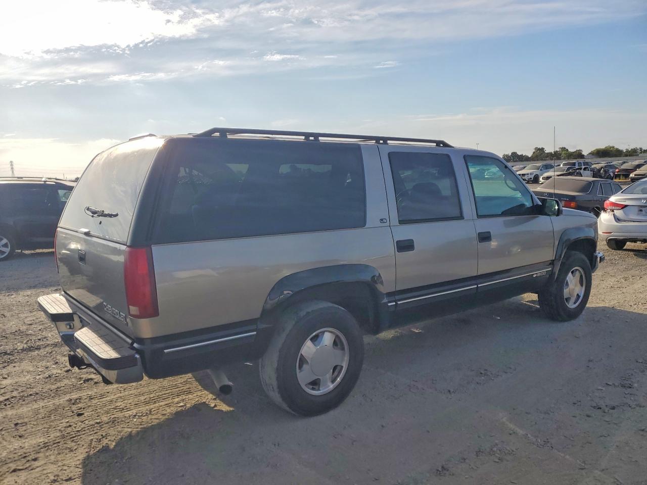 1998 Chevrolet Suburban K1500 Золотой vin: 1GNFK16R7WJ378326