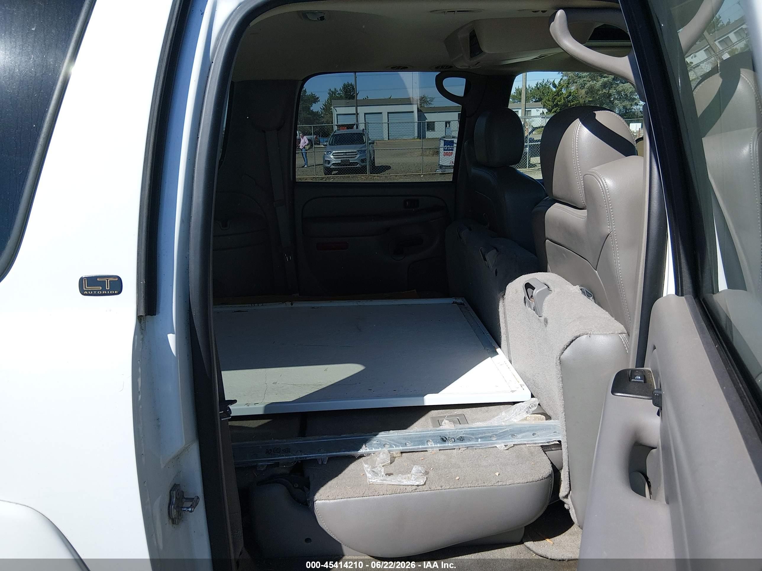 2006 Chevrolet Suburban 1500 Lt White vin: 1GNFK16Z16J168983