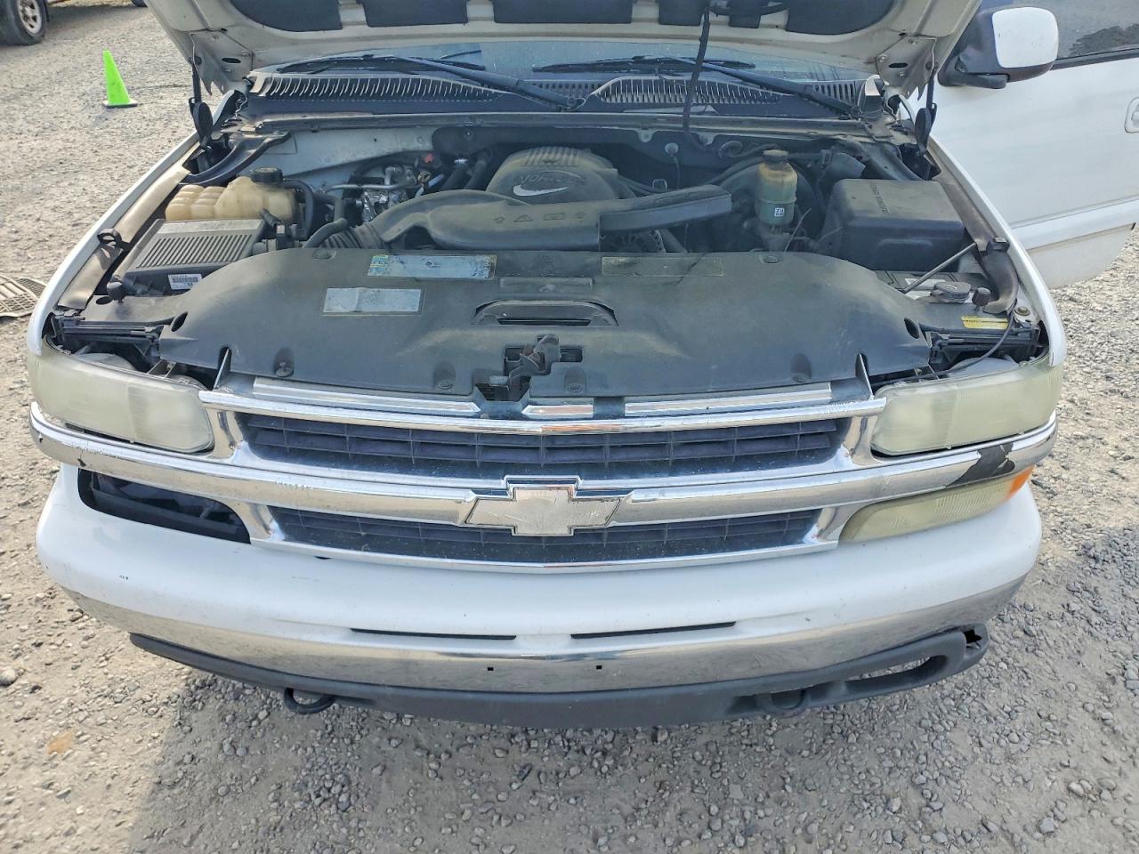 2002 Chevrolet Suburban K1500 White vin: 1GNFK16Z92J190790