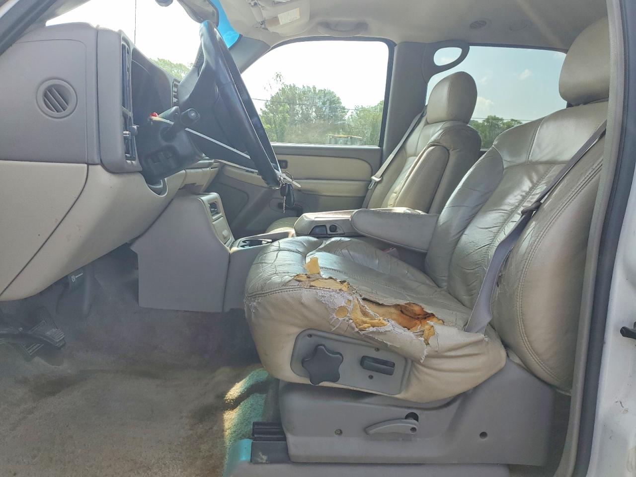 2002 Chevrolet Suburban K1500 White vin: 1GNFK16ZX2J124703