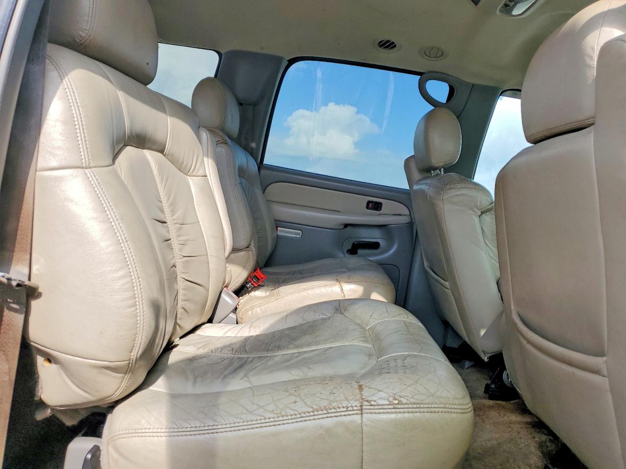2002 Chevrolet Suburban K1500 White vin: 1GNFK16ZX2J124703