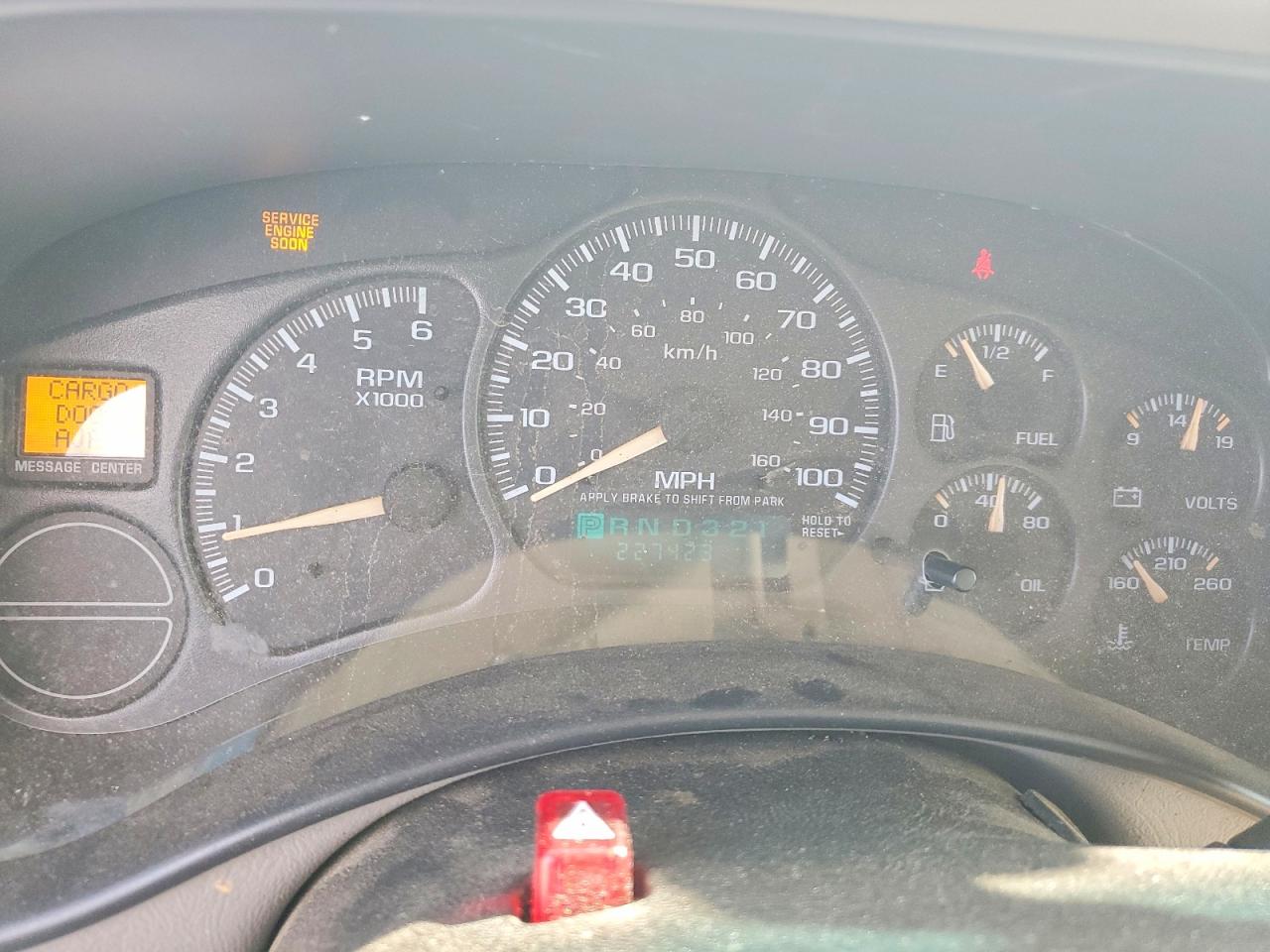 2002 Chevrolet Suburban K1500 White vin: 1GNFK16ZX2J124703