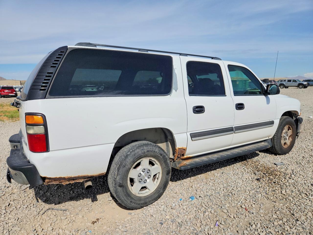 2004 Chevrolet Suburban K1500 White vin: 1GNFK16ZX4R278008