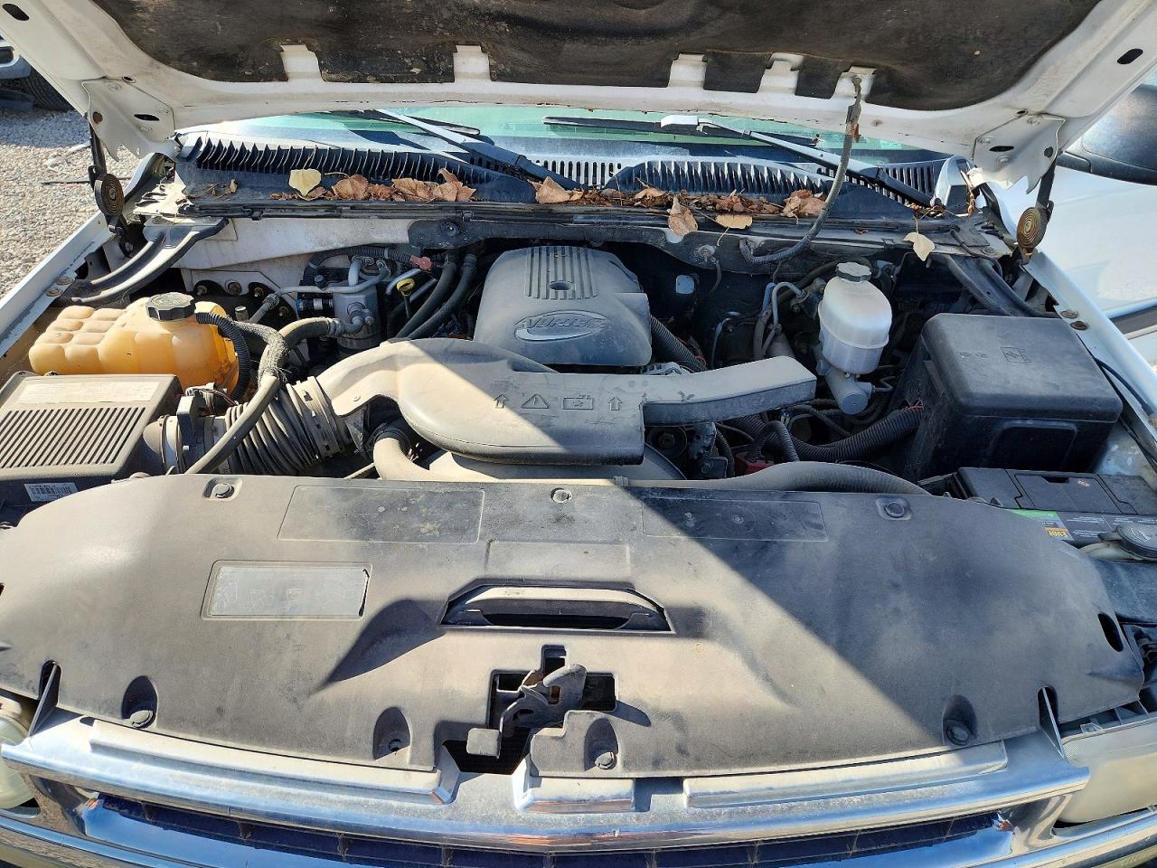 2004 Chevrolet Suburban K1500 White vin: 1GNFK16ZX4R278008