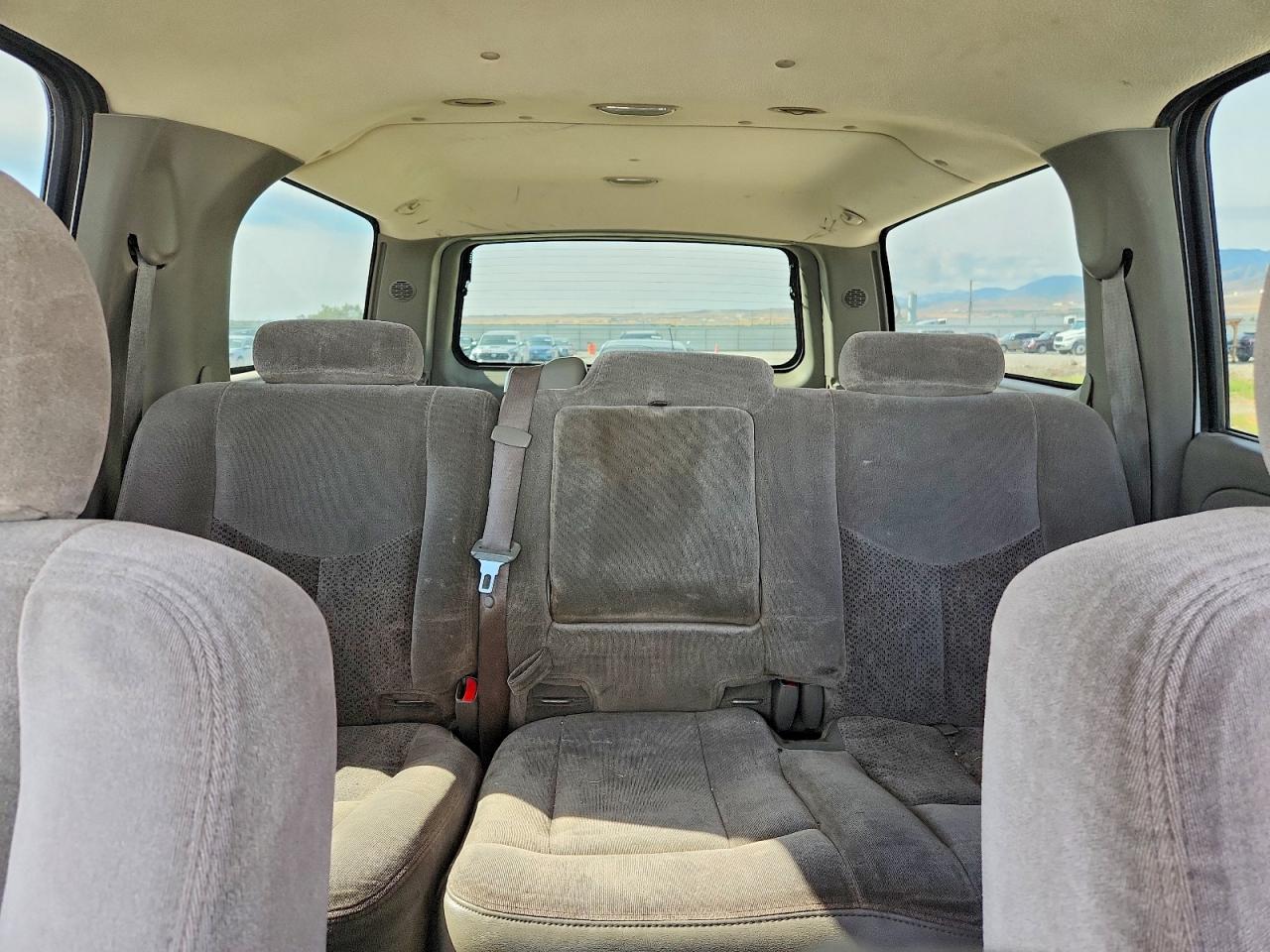 2004 Chevrolet Suburban K1500 White vin: 1GNFK16ZX4R278008