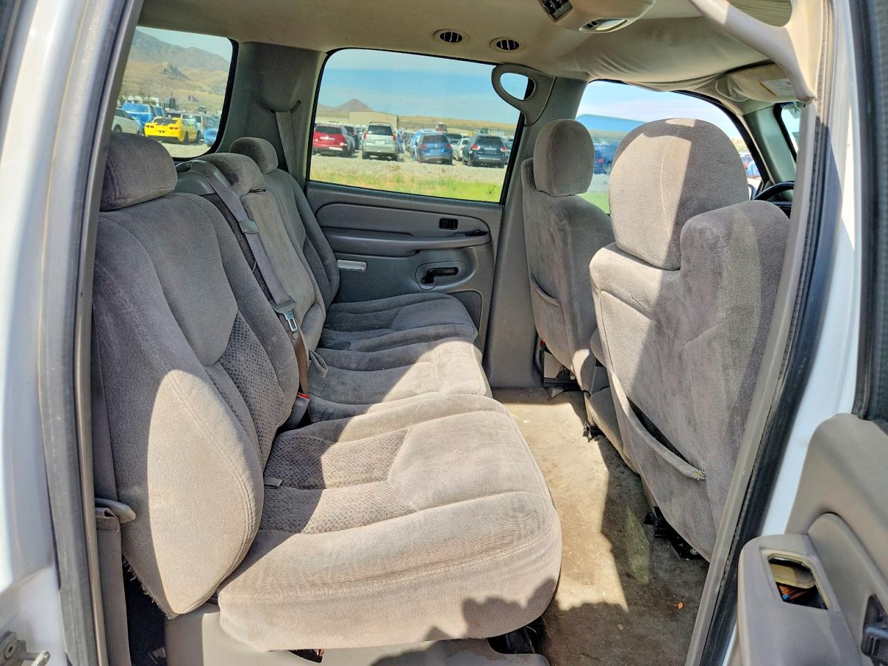 2004 Chevrolet Suburban K1500 White vin: 1GNFK16ZX4R278008