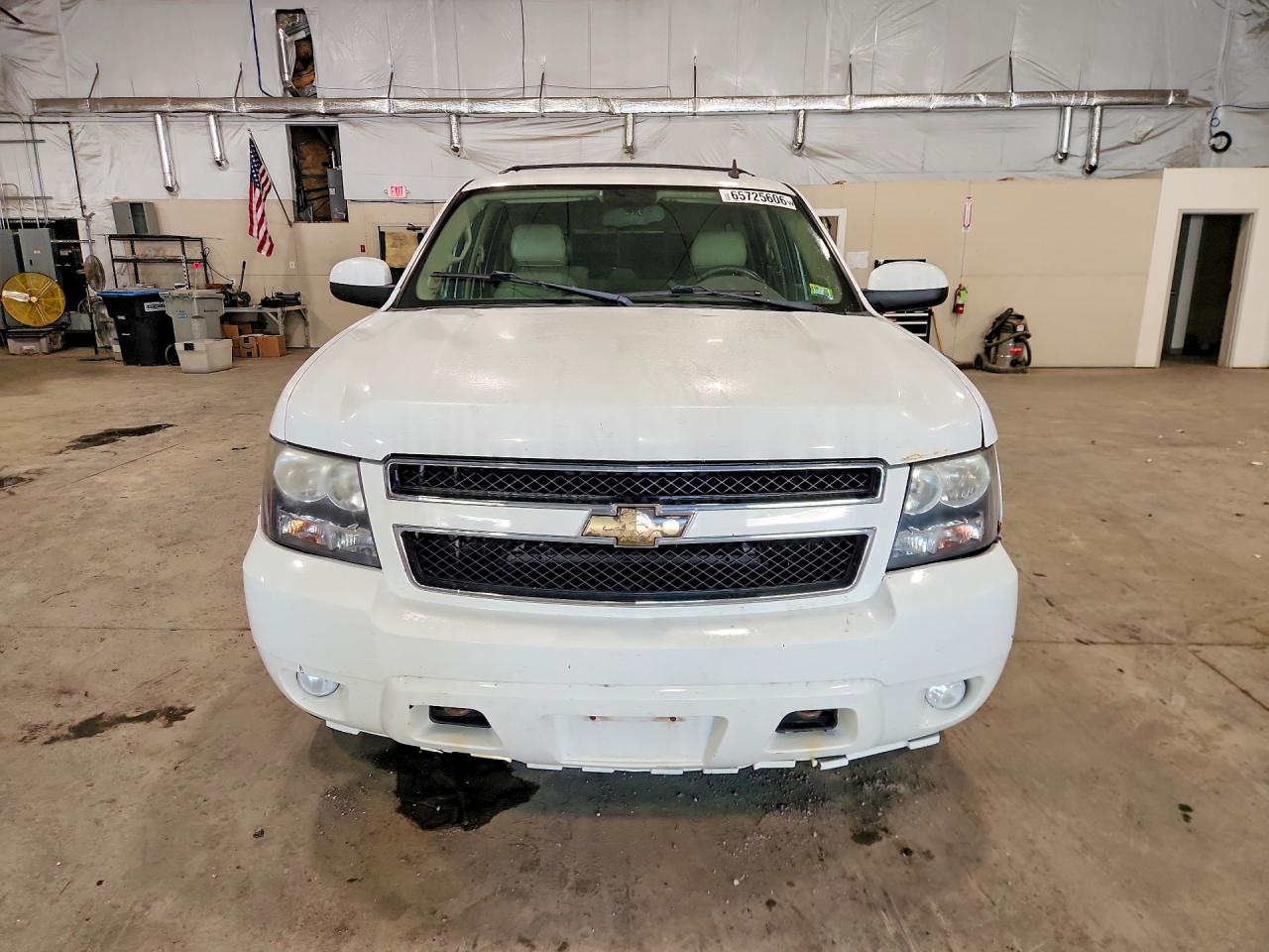2009 Chevrolet Suburban K1500 Lt Белый vin: 1GNFK26399R243727