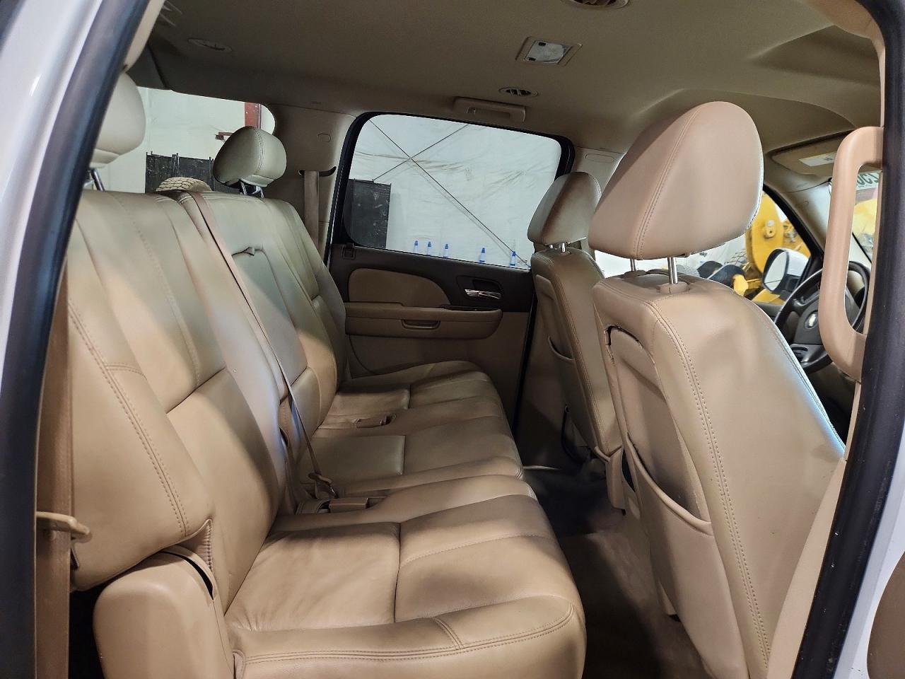 2009 Chevrolet Suburban K1500 Lt Белый vin: 1GNFK26399R243727