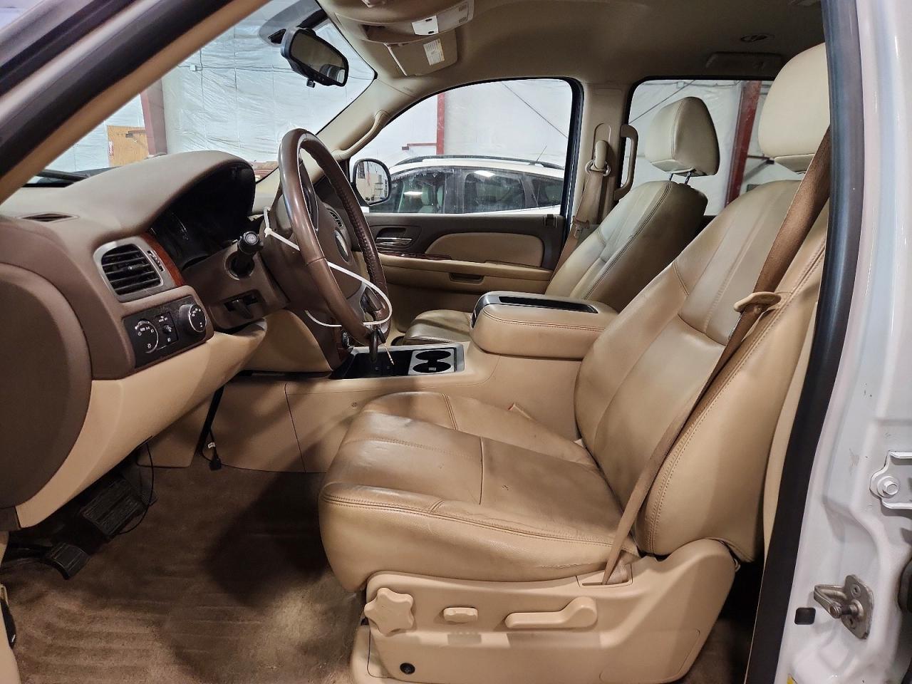 2009 Chevrolet Suburban K1500 Lt Белый vin: 1GNFK26399R243727